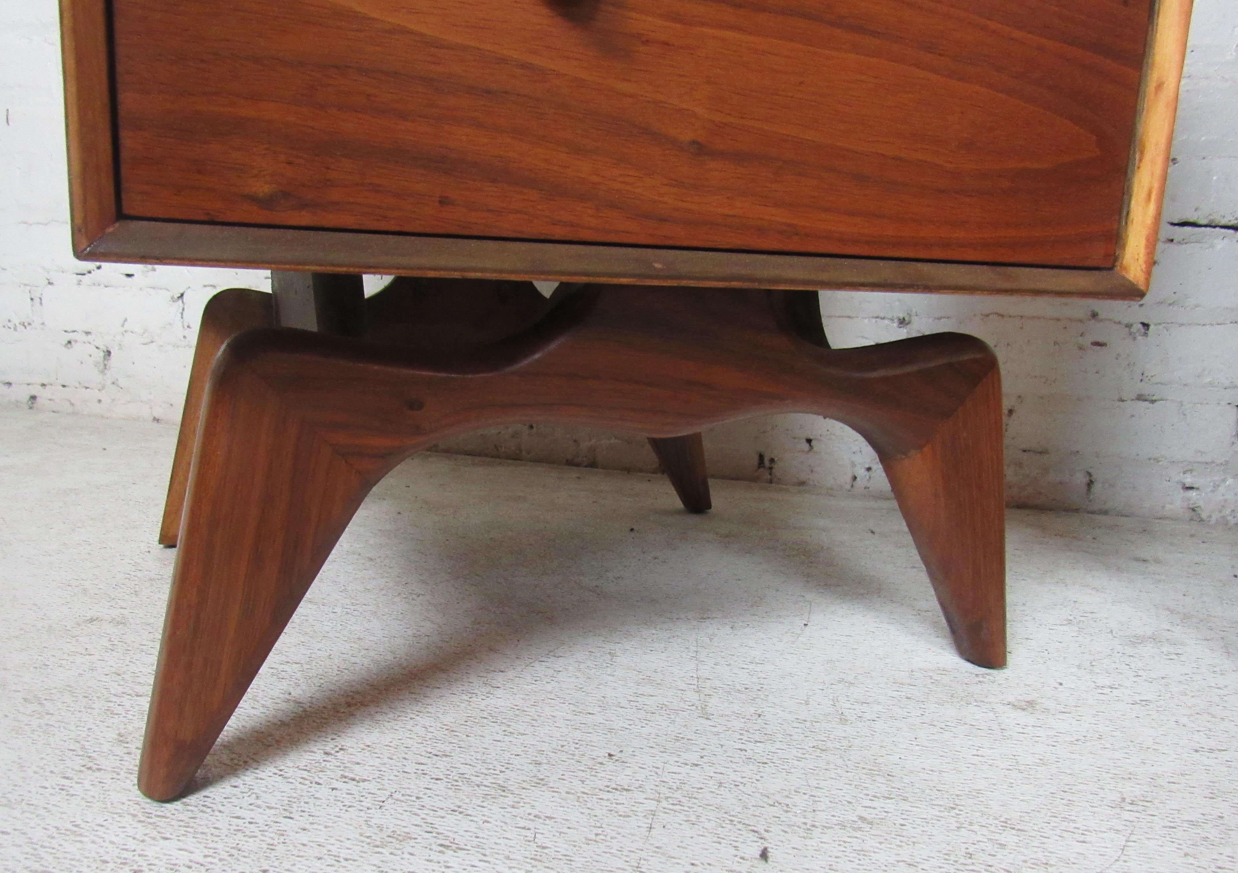 Pair of Mid-Century Modern Nightstands 2