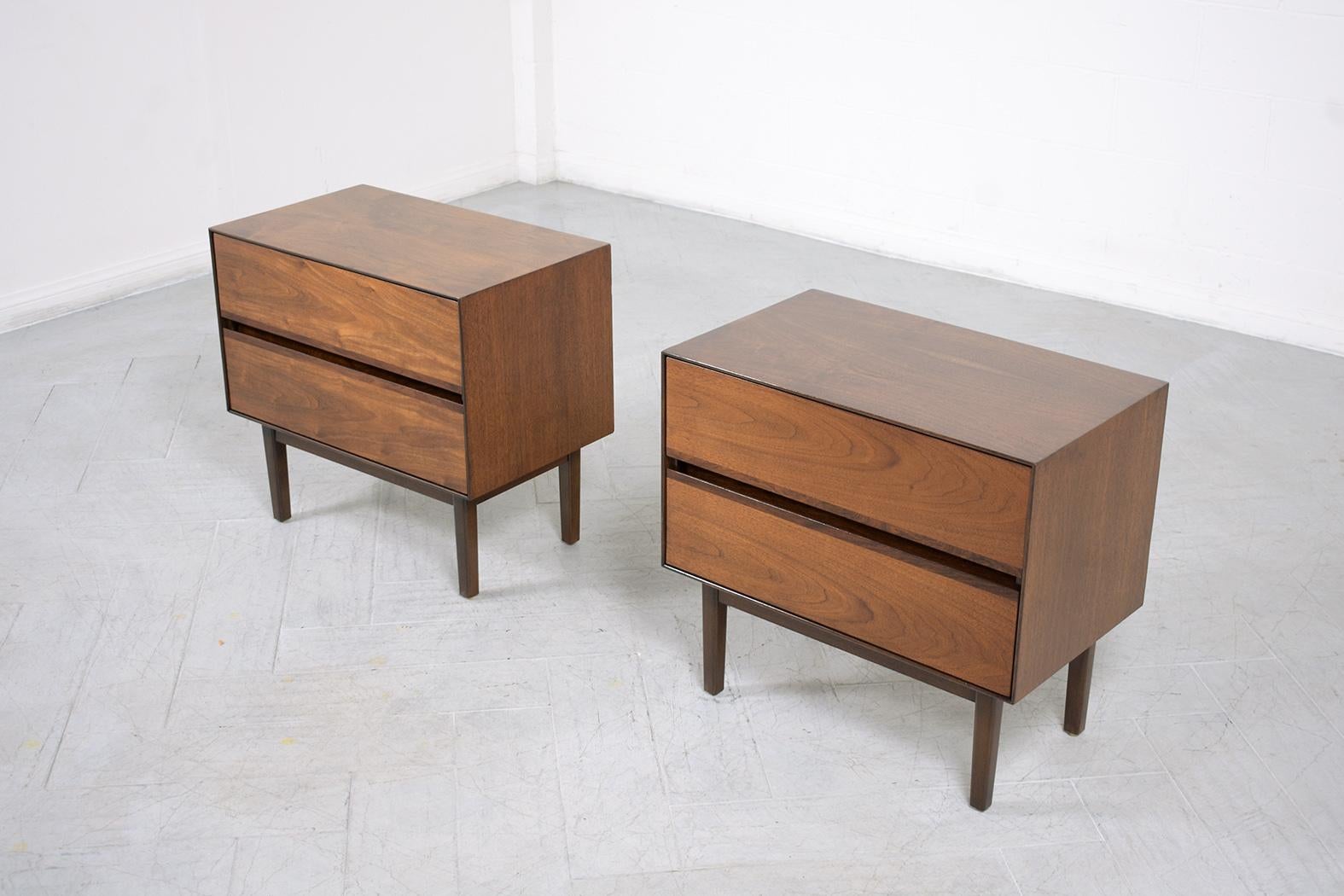 Pair of Mid-Century Modern Nightstands 3