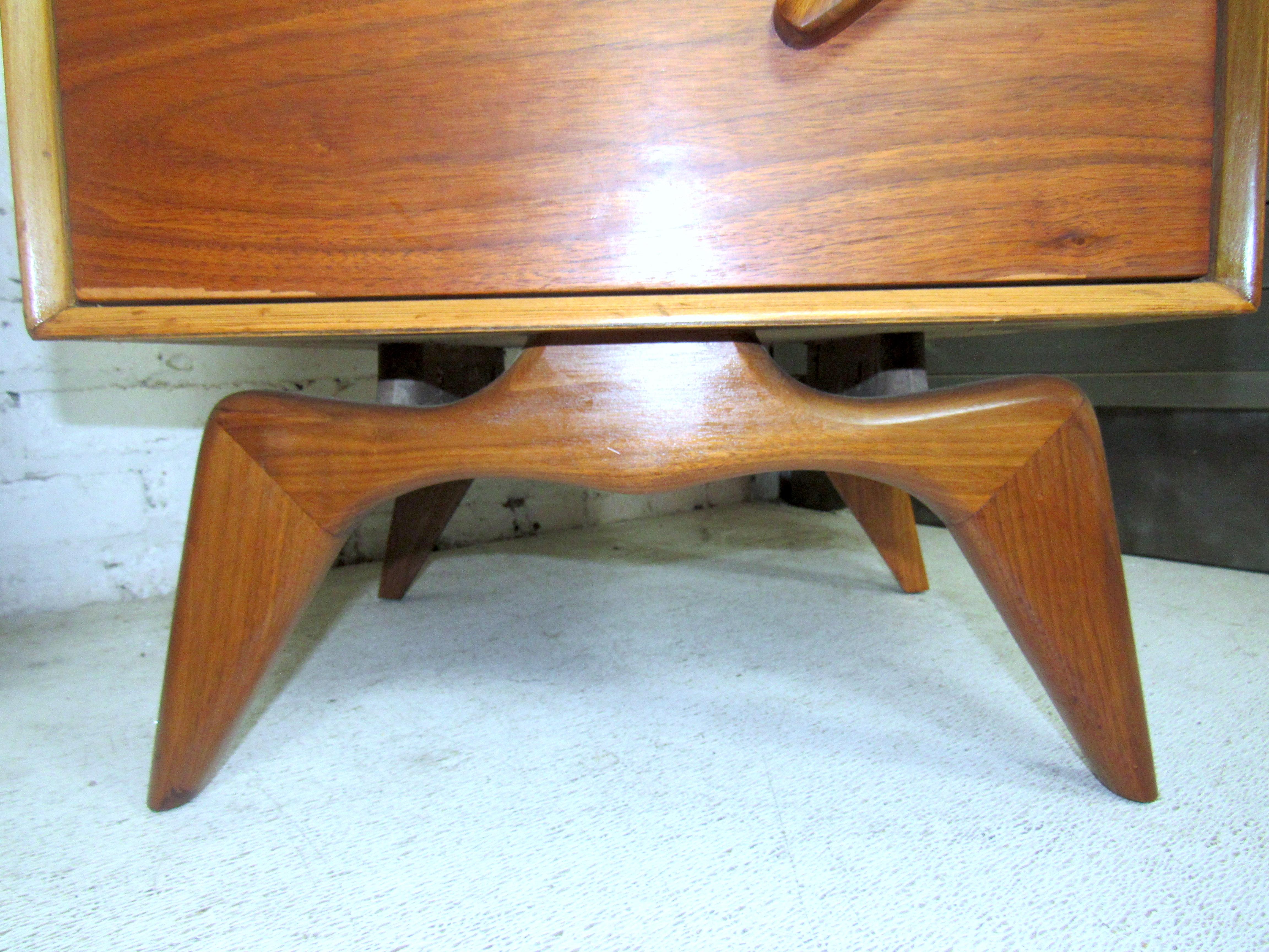 Pair of Mid-Century Modern Nightstands 3