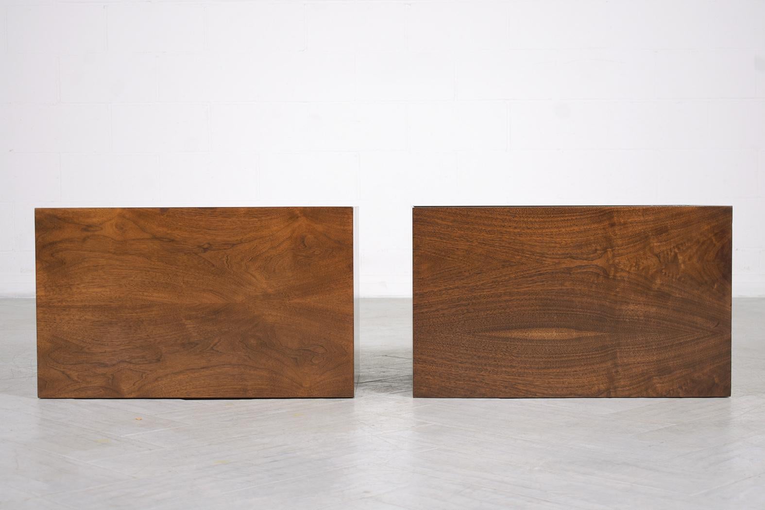 Pair of Mid-Century Modern Nightstands 4