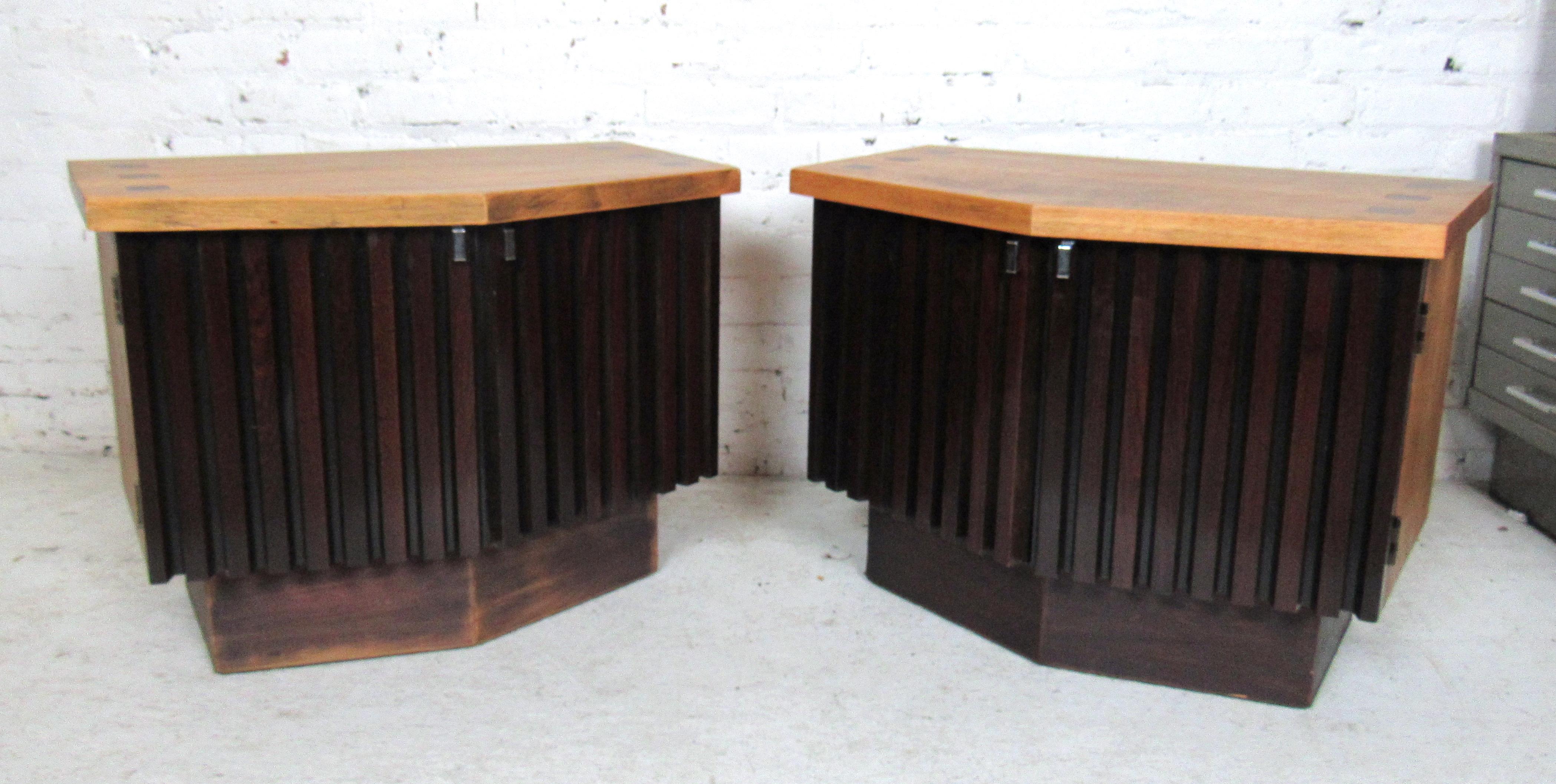 Pair of vintage modern walnut nightstand features an inlayed top, slat designed front in rich walnut grain.

Please confirm item location (NY or NJ).