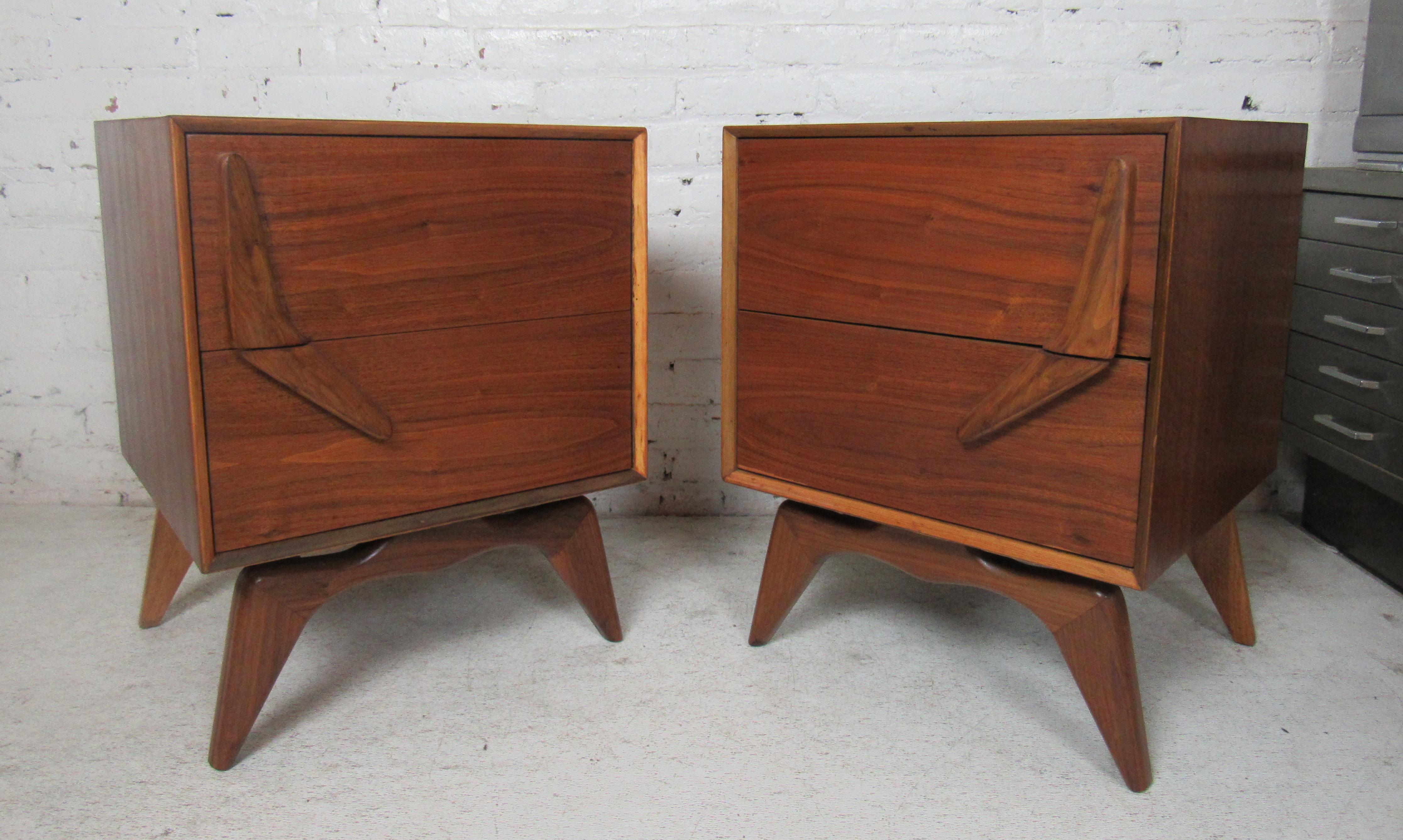 Pair of vintage modern nightstands featured in rich walnut grain. Two spacious drawers with sculpted handles.

Please confirm item location with dealer (NJ or NY).