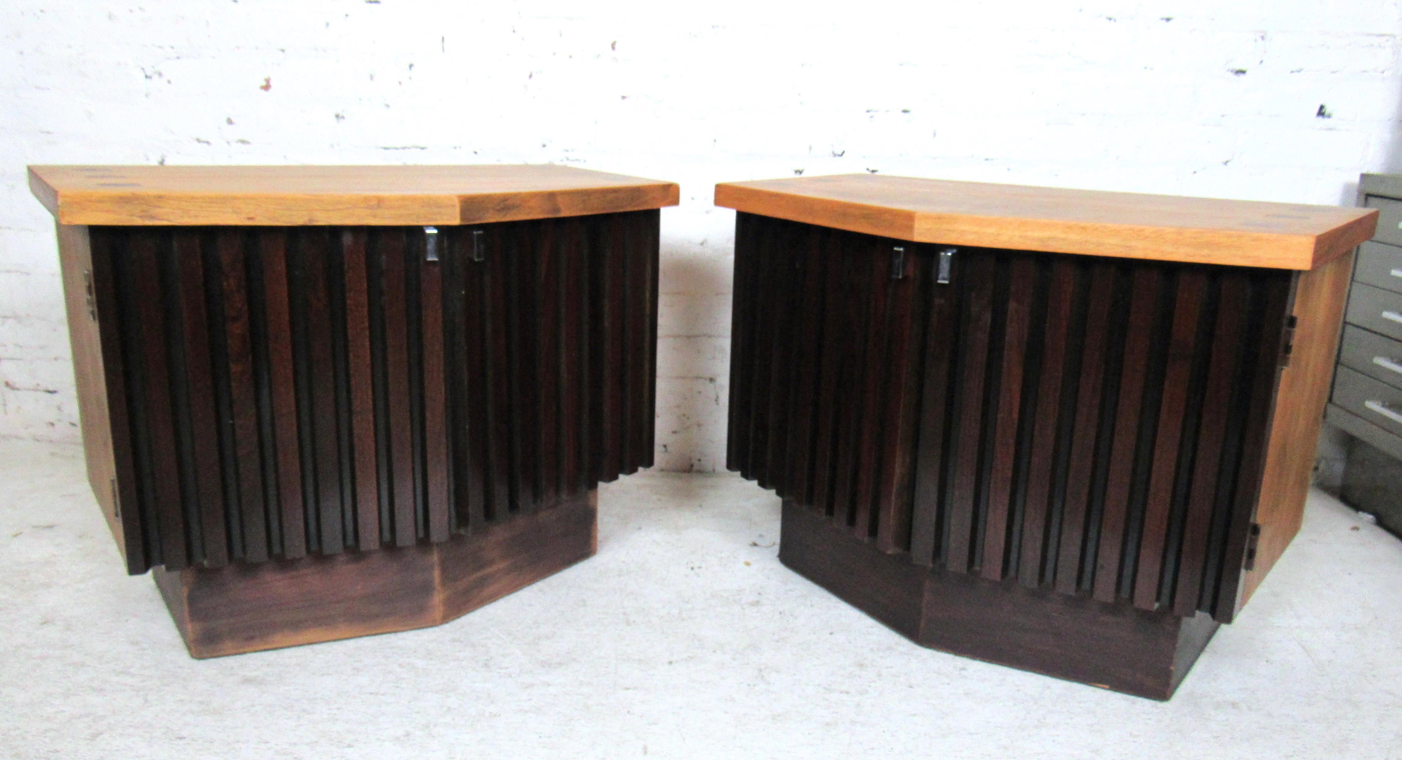 Walnut Pair of Mid-Century Modern Nightstands