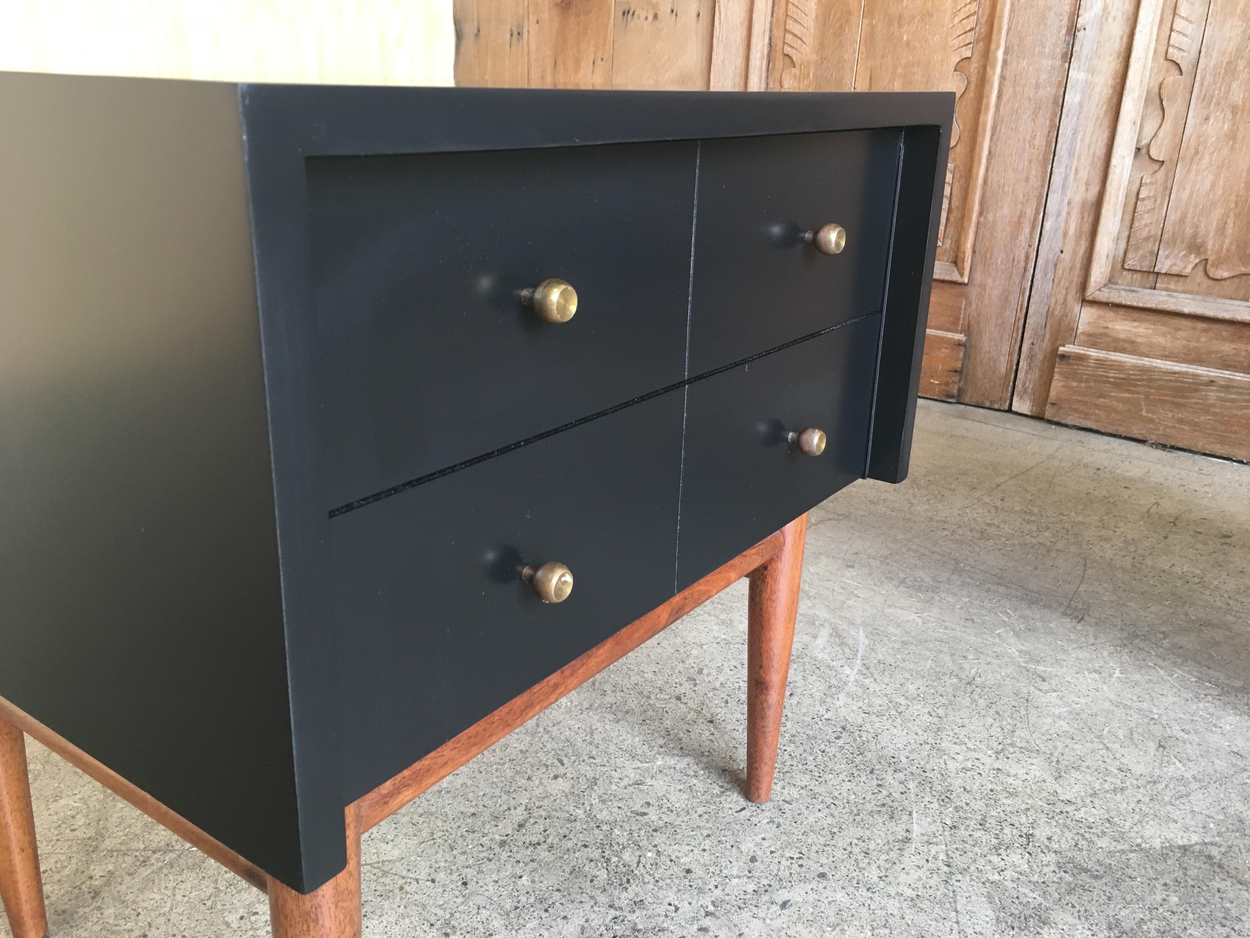 20th Century Pair of Mid-Century Modern Nightstands