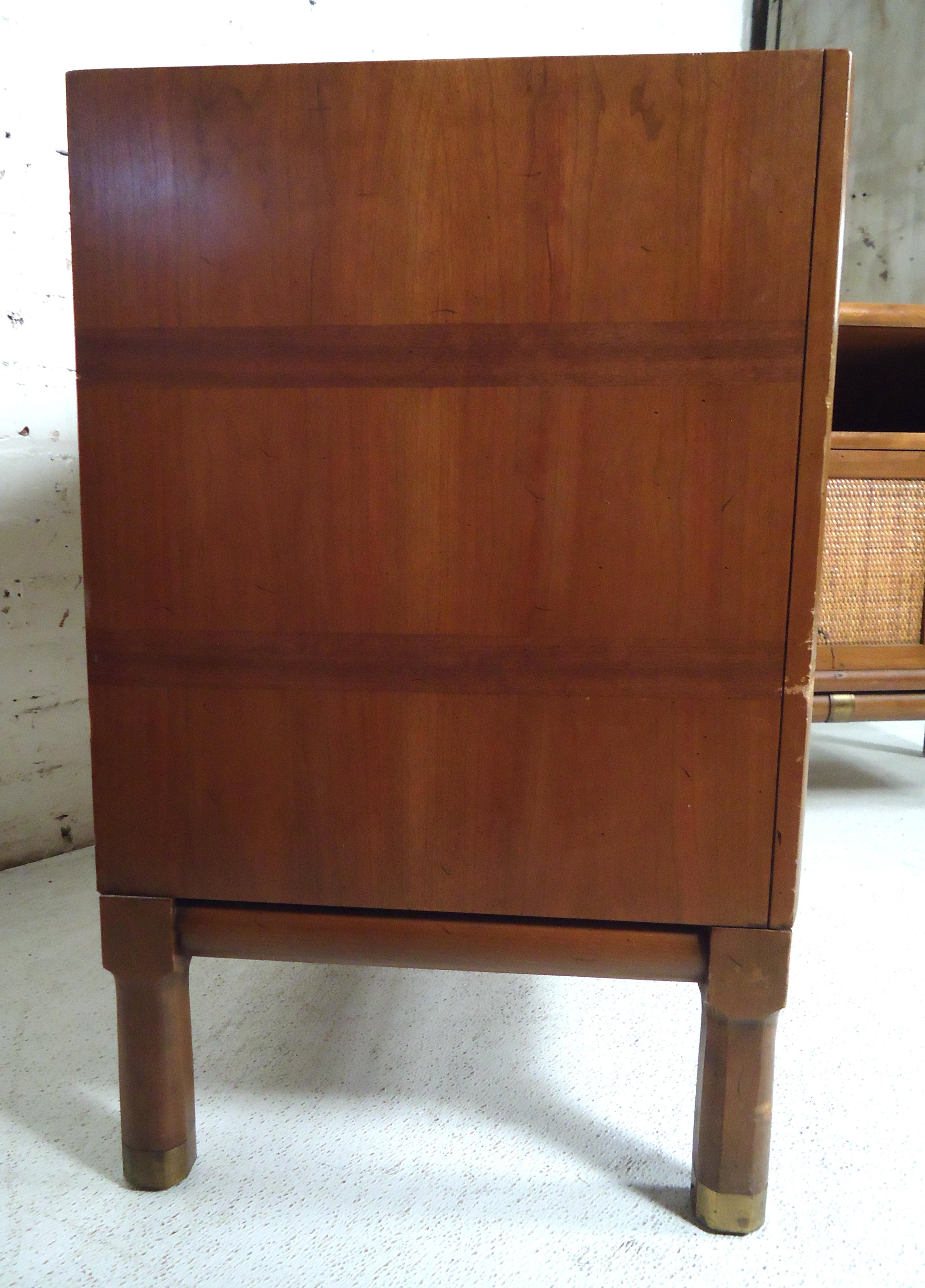 Pair of Mid-Century Modern Nightstands 4