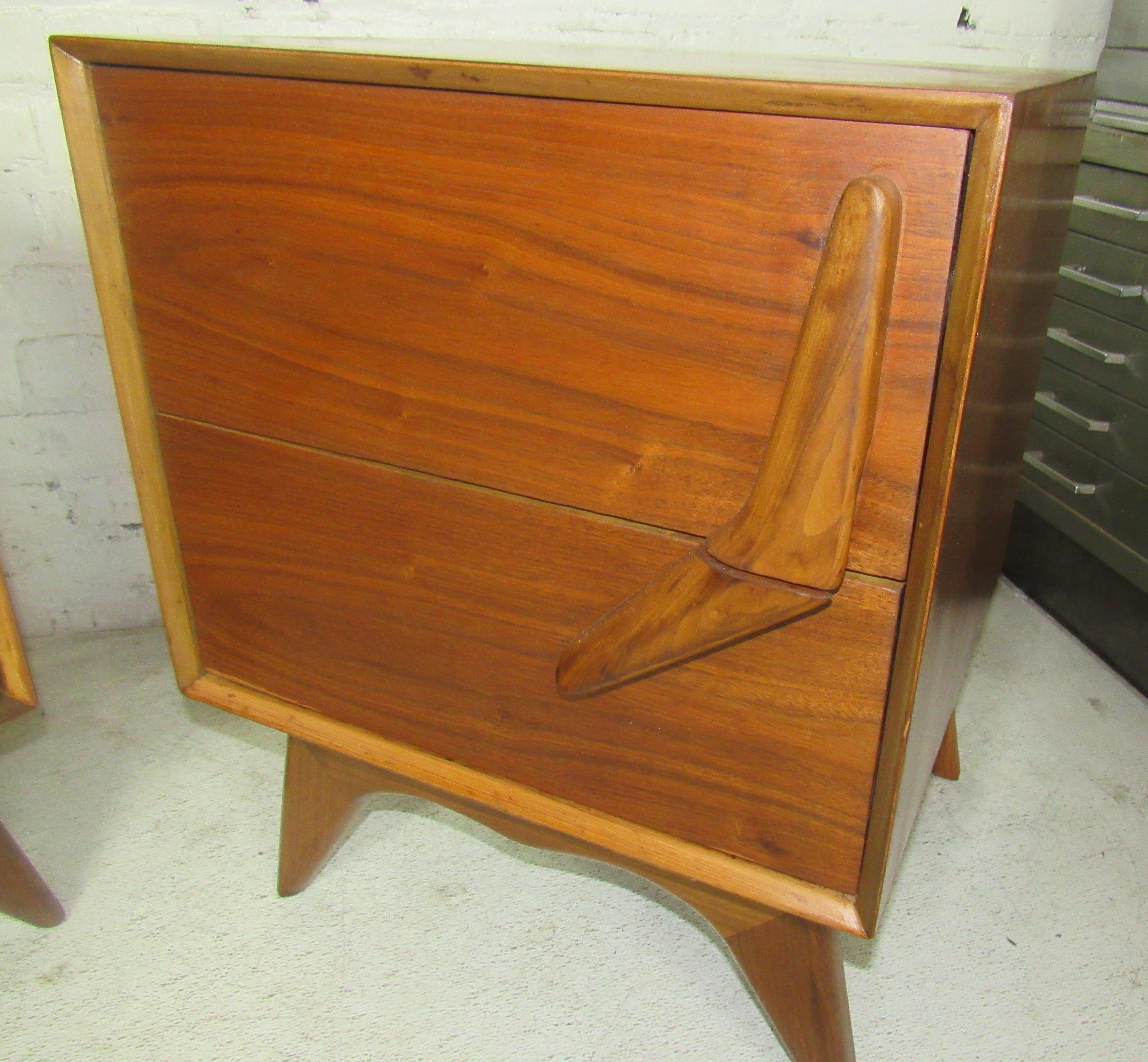 Pair of Mid-Century Modern Nightstands 1