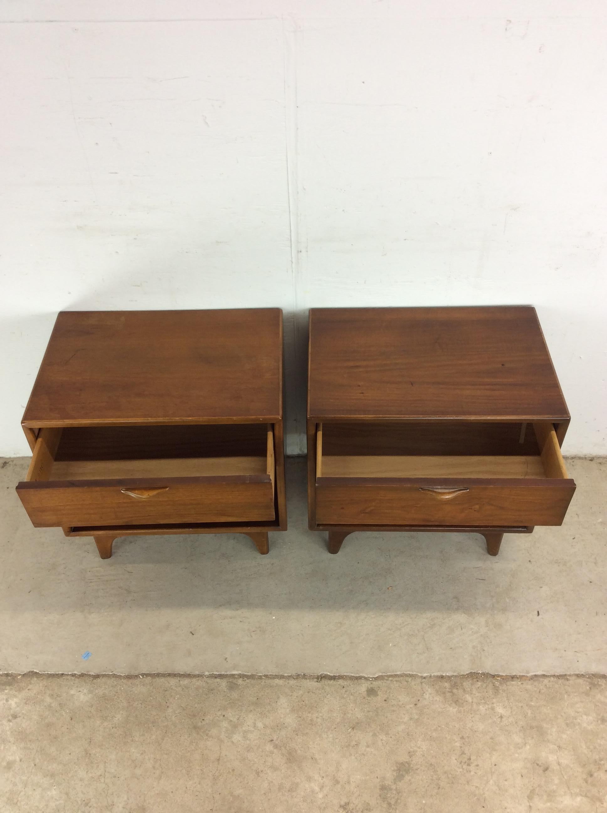 Pair of Mid Century Modern Nightstands from Perspective Series by Lane in vendita 3