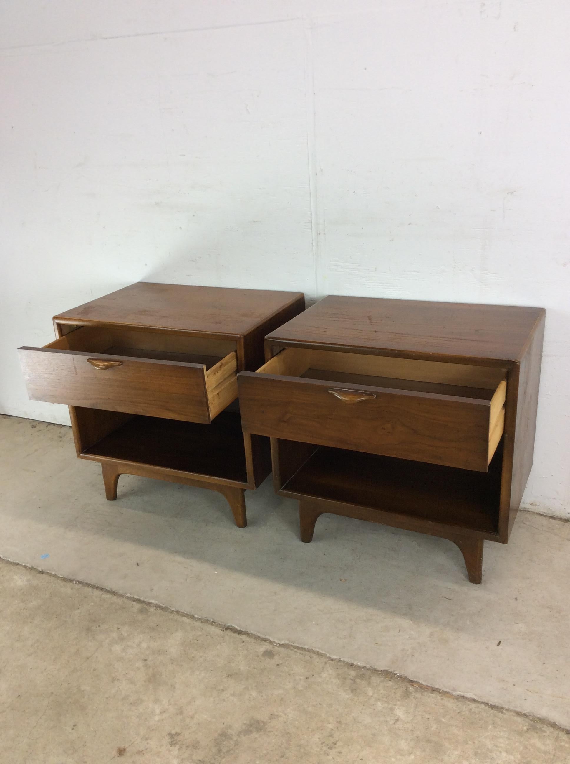 Pair of Mid Century Modern Nightstands from Perspective Series by Lane in vendita 4
