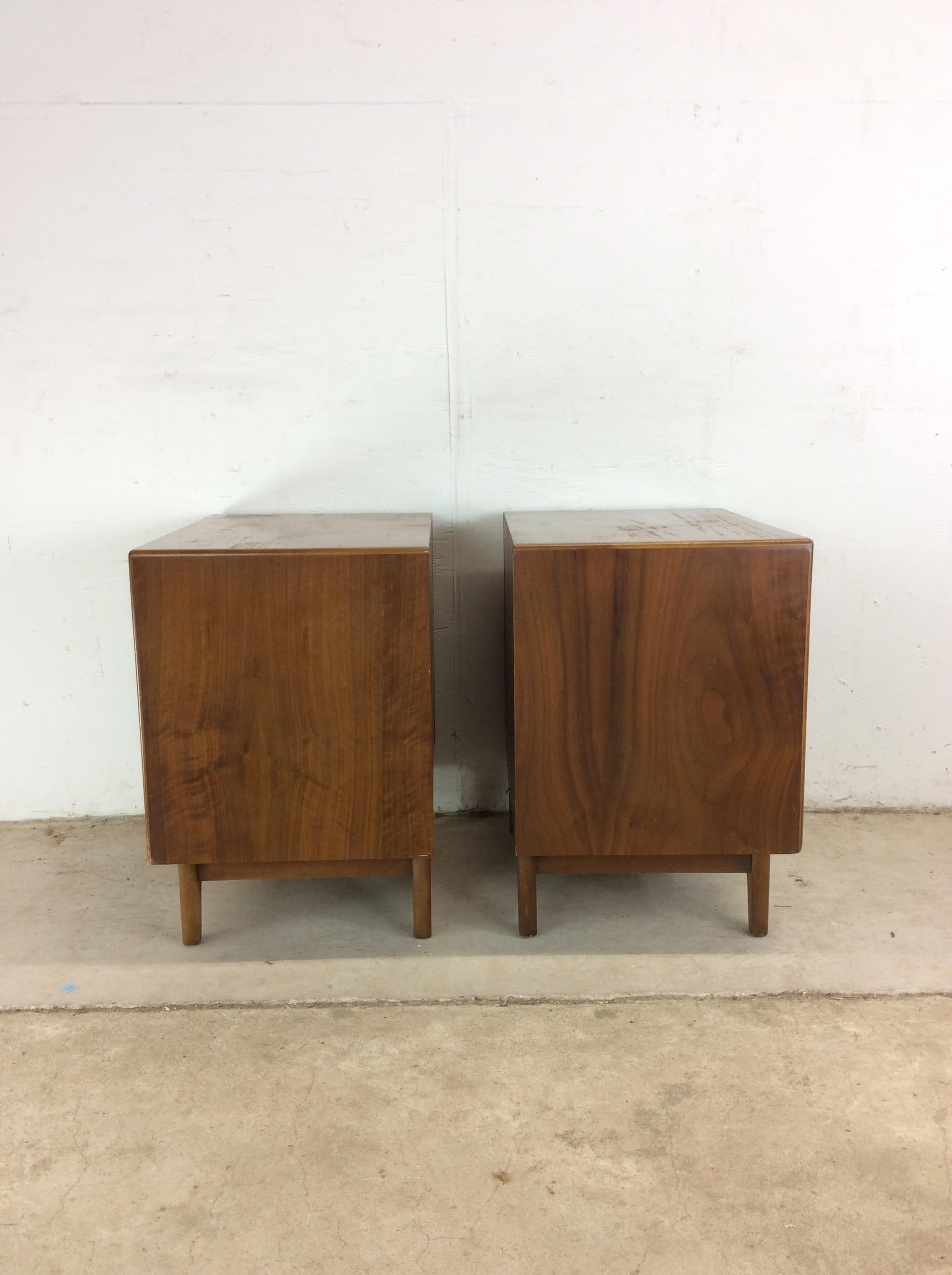 Pair of Mid Century Modern Nightstands from Perspective Series by Lane in vendita 5