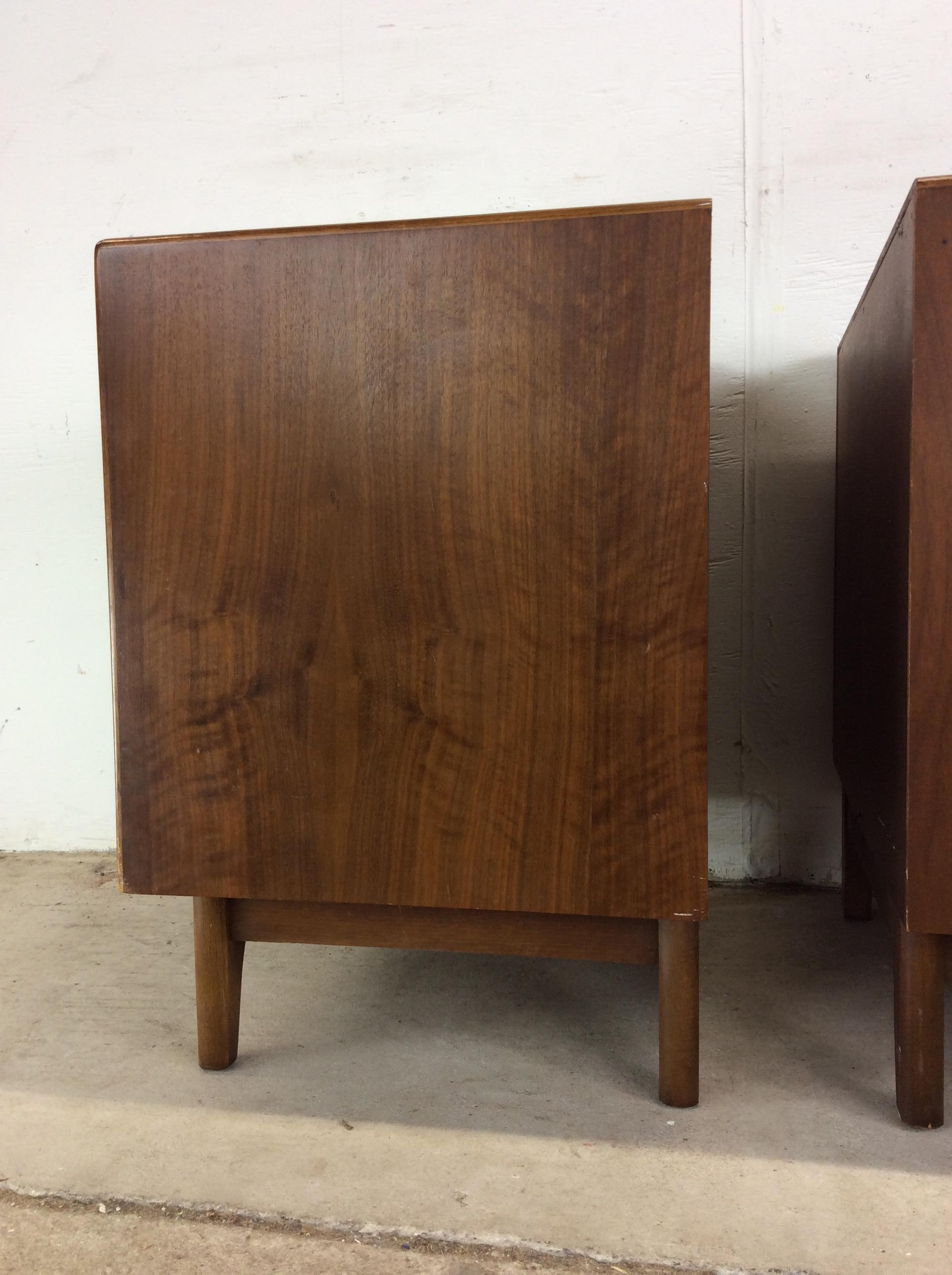 Pair of Mid Century Modern Nightstands from Perspective Series by Lane in vendita 6