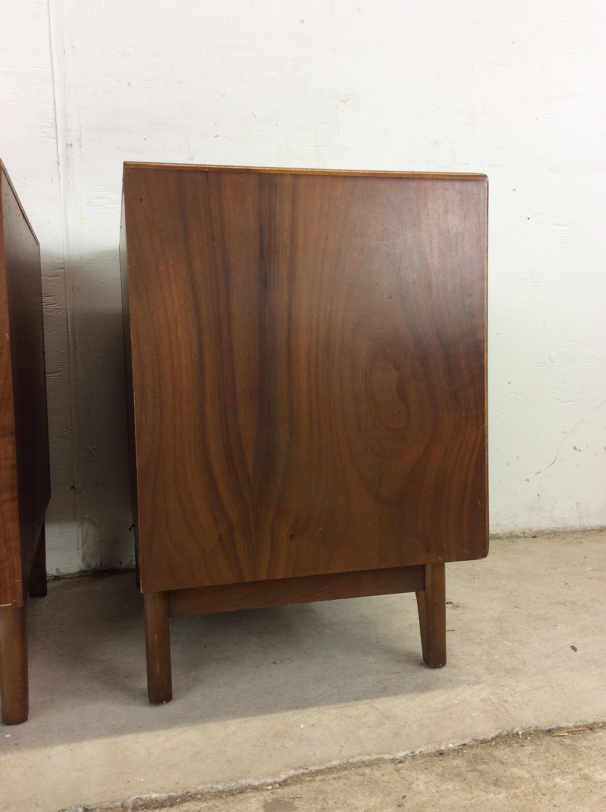 Pair of Mid Century Modern Nightstands from Perspective Series by Lane in vendita 7