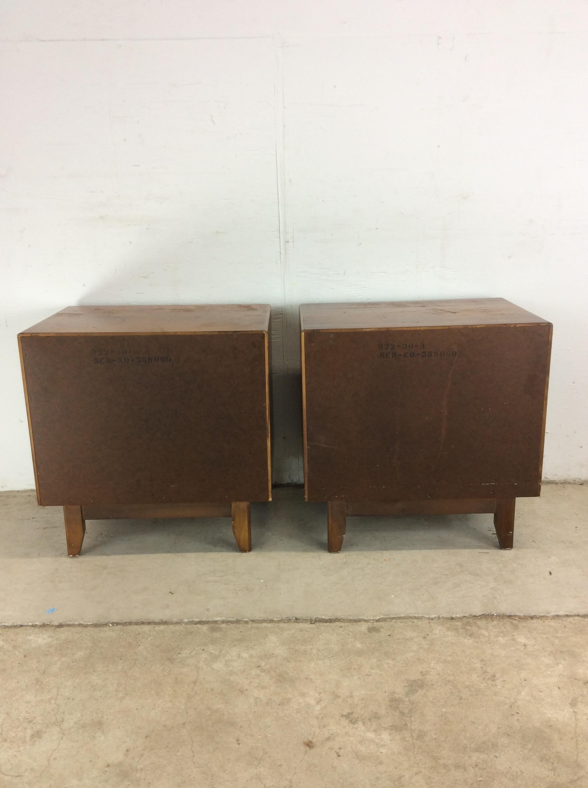 Pair of Mid Century Modern Nightstands from Perspective Series by Lane in vendita 9