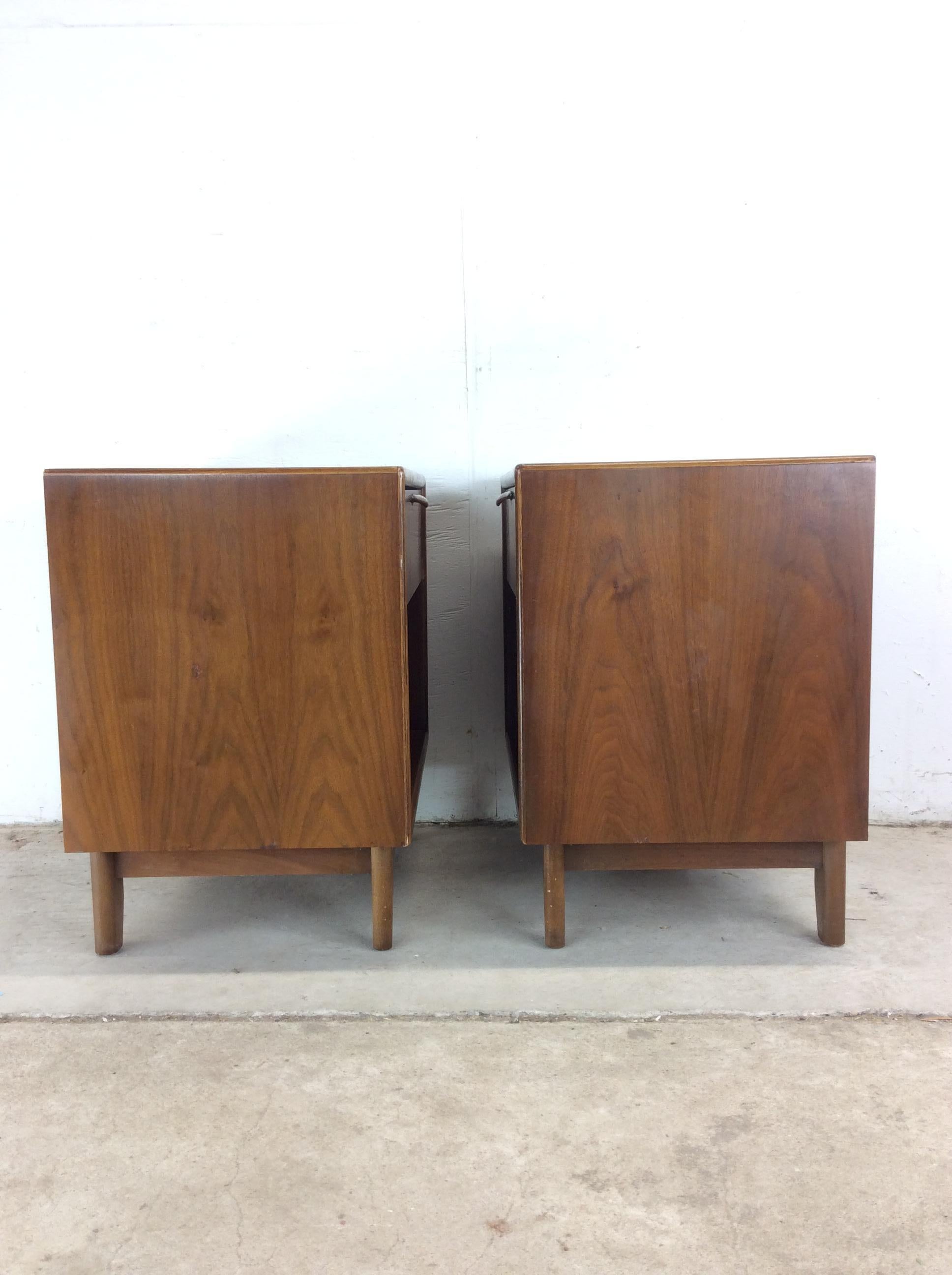 Pair of Mid Century Modern Nightstands from Perspective Series by Lane in vendita 10
