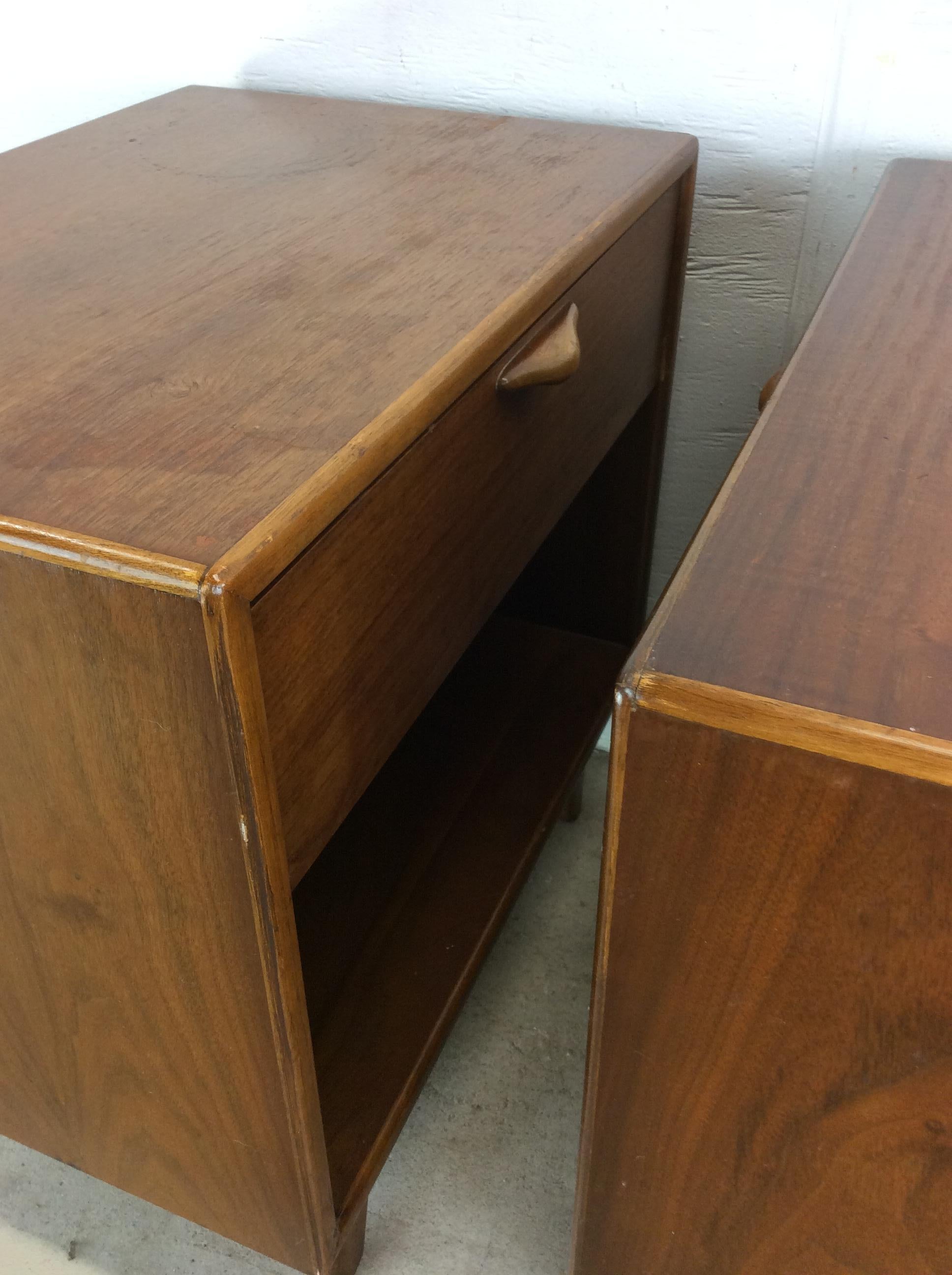 Pair of Mid Century Modern Nightstands from Perspective Series by Lane in vendita 11