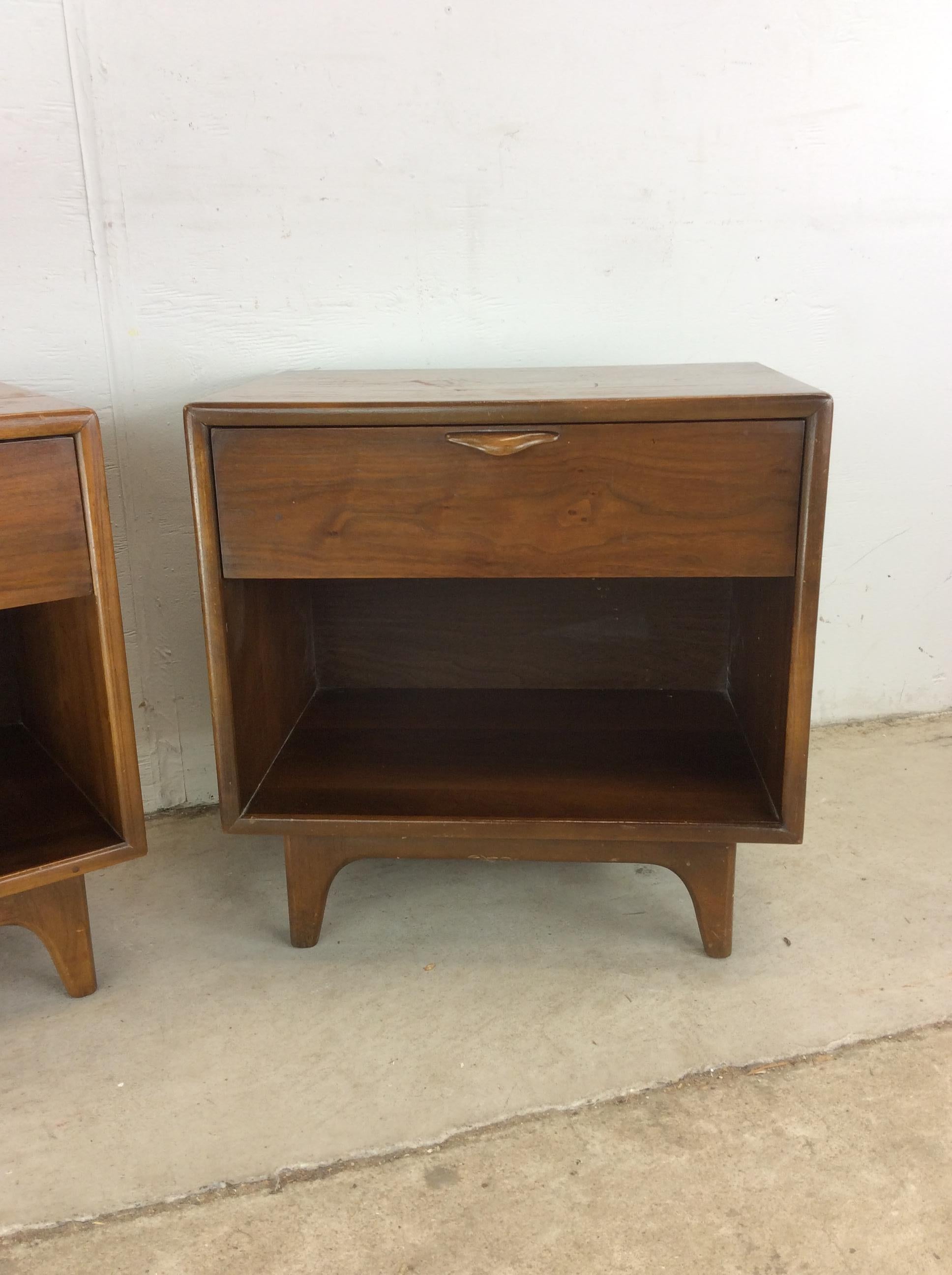 Mid-Century moderno Pair of Mid Century Modern Nightstands from Perspective Series by Lane in vendita