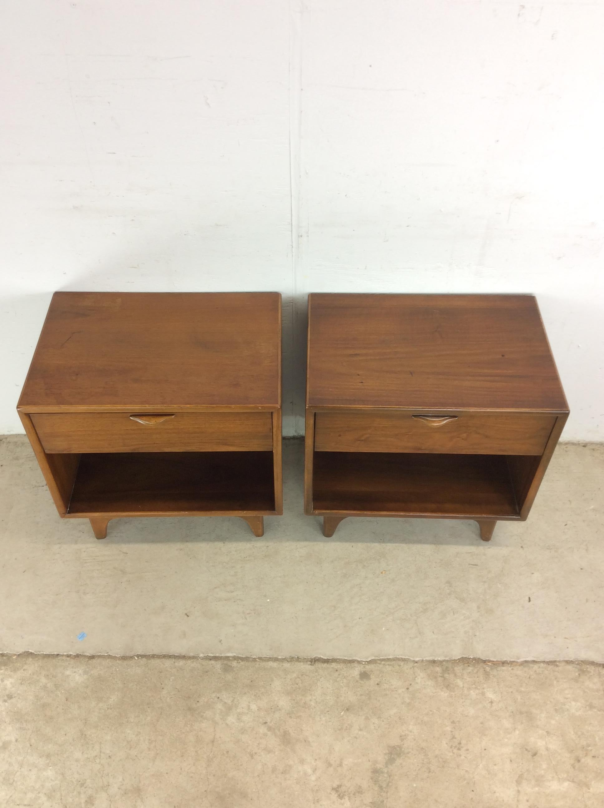 Americano Pair of Mid Century Modern Nightstands from Perspective Series by Lane in vendita