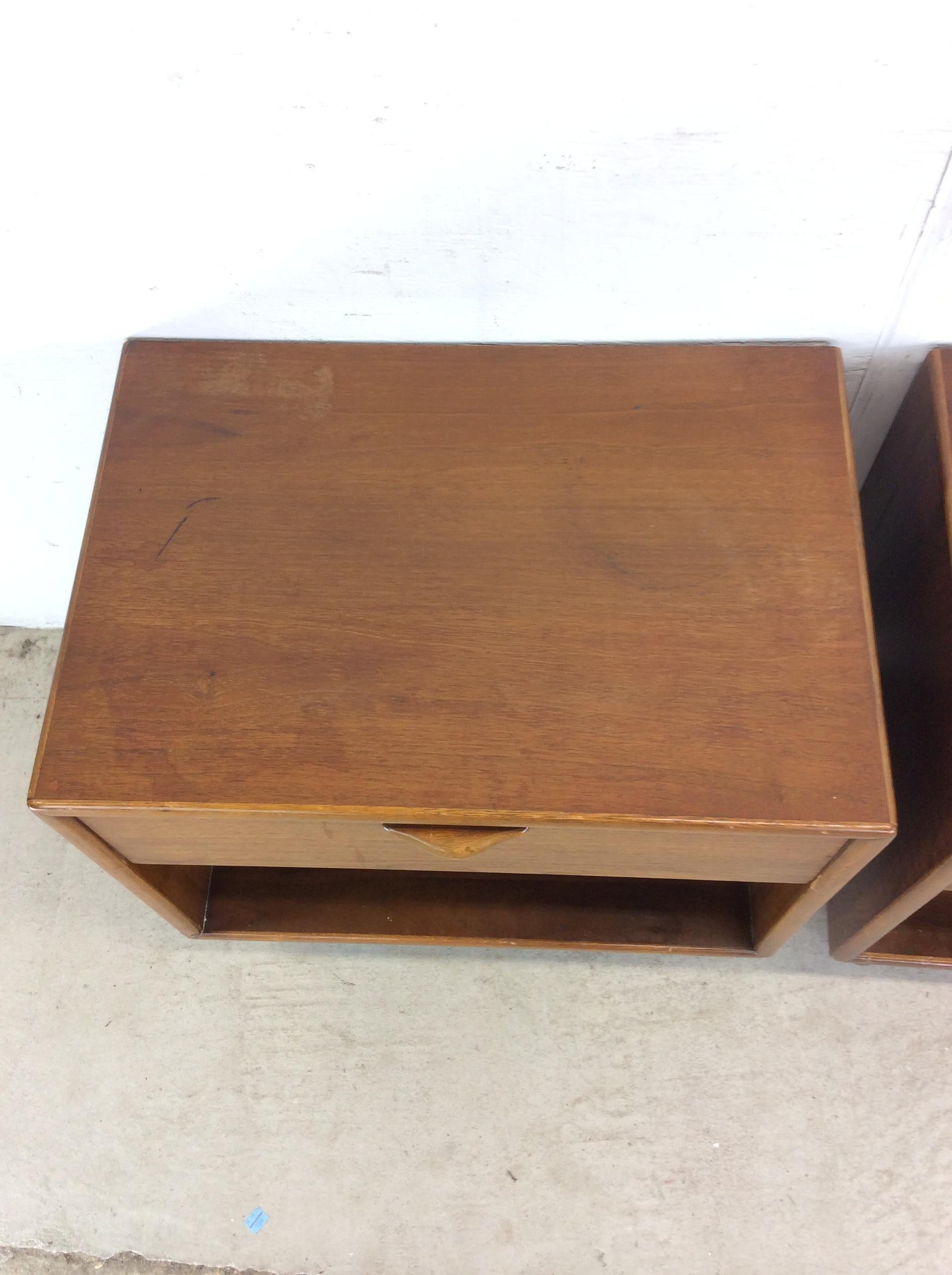 Impiallacciato Pair of Mid Century Modern Nightstands from Perspective Series by Lane in vendita