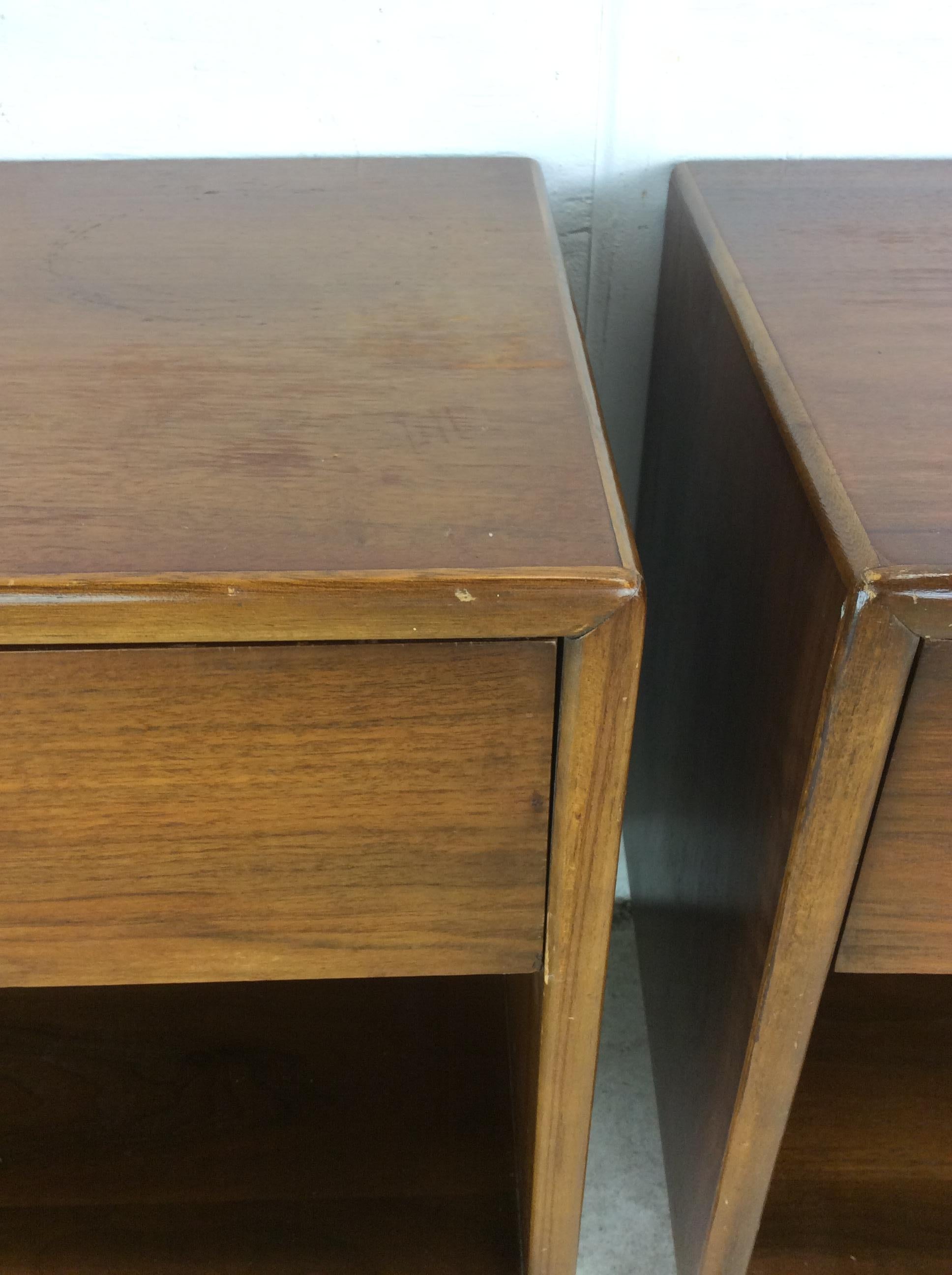 XX secolo Pair of Mid Century Modern Nightstands from Perspective Series by Lane in vendita