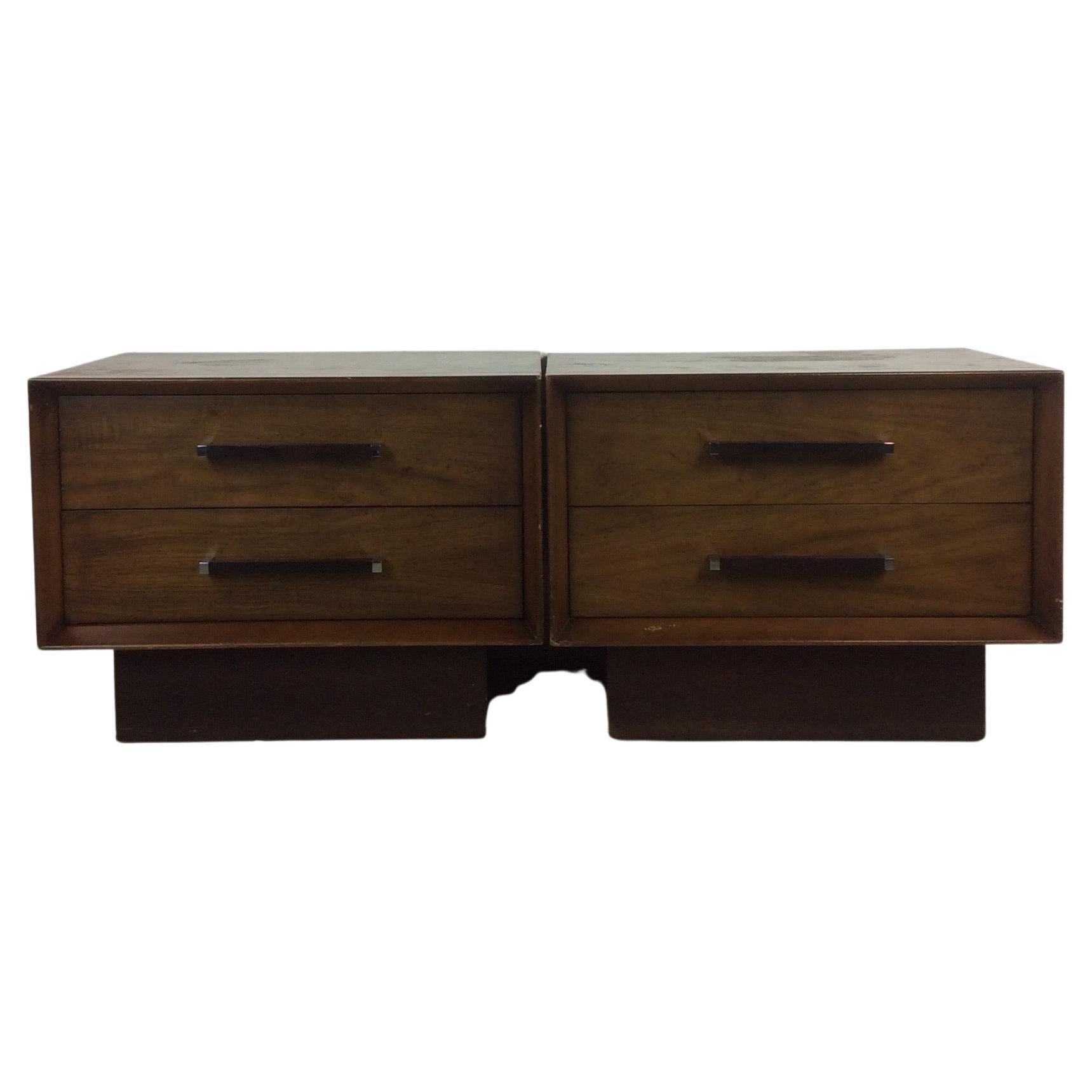 Pair of Mid Century Modern Nightstands from Tower Suite by Lane Furniture For Sale