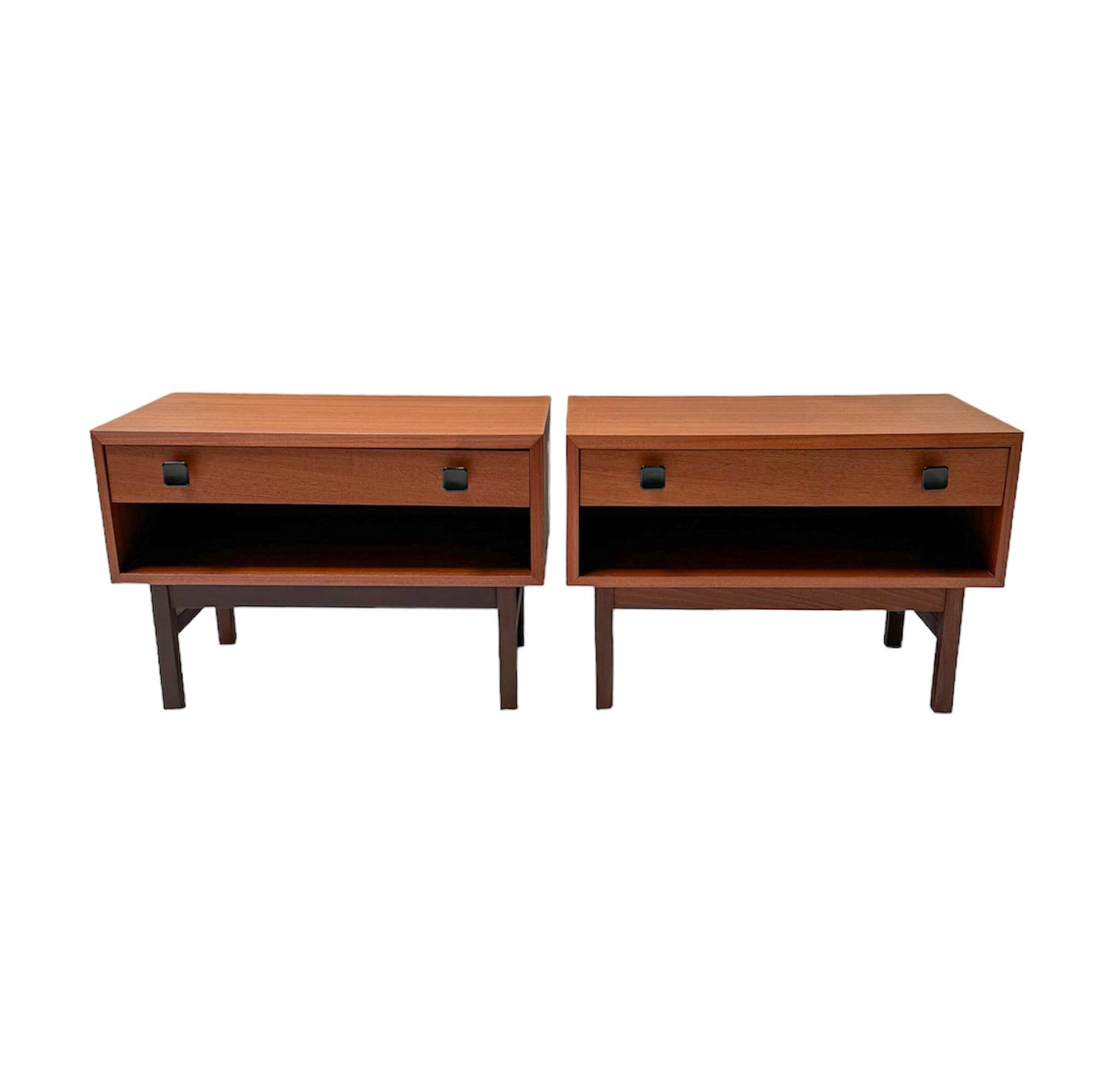 Impresionante y elegante par de mesillas de noche o mesillas de noche Modernas de Mediados de Siglo.
Llamativo diseño holandés de los años 1970.
Armazones de teca maciza y chapa de teca original con pomos originales lacados en negro en los cajones y