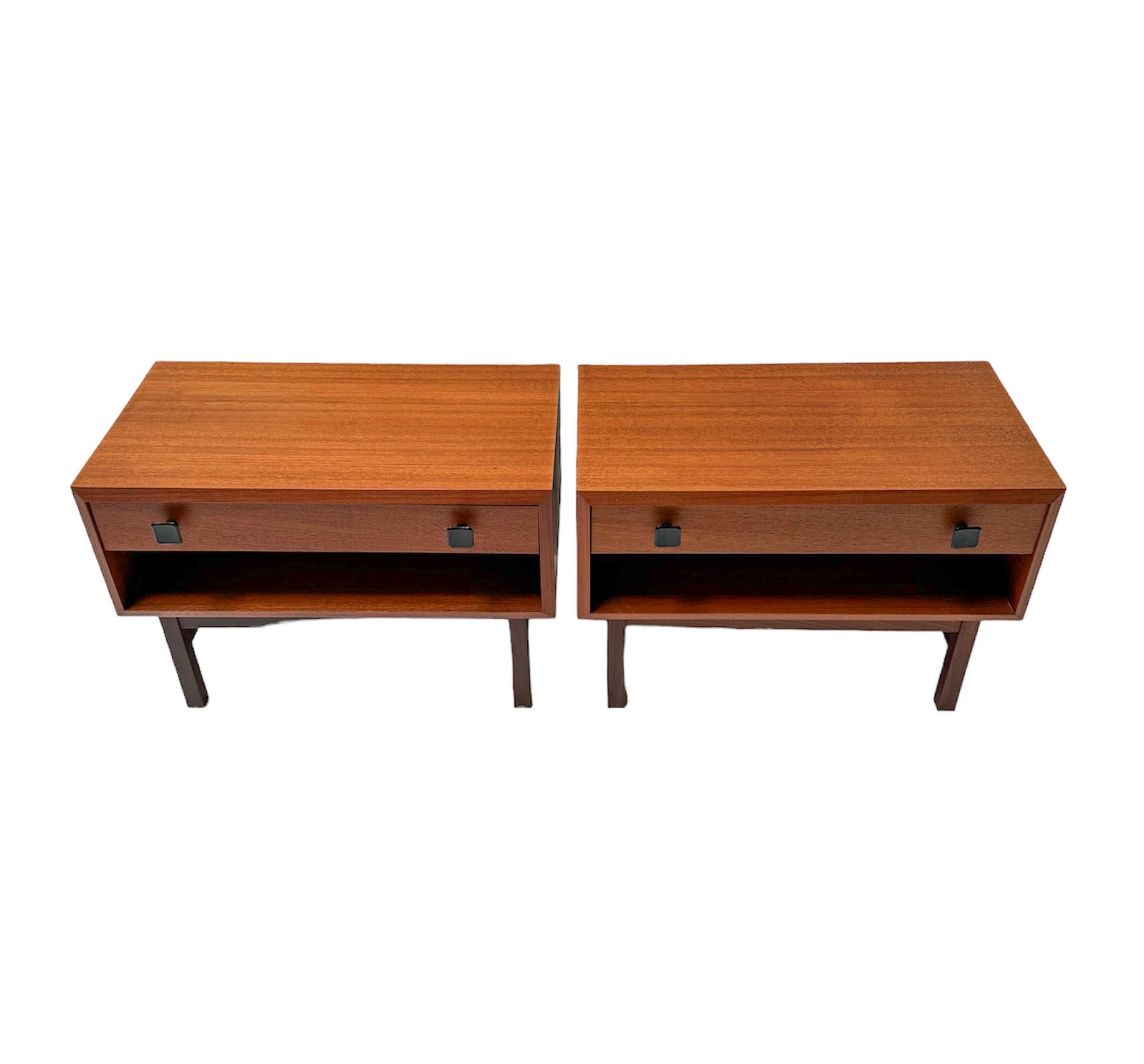 Pareja de mesillas de noche o mesillas de noche modernas de mediados de siglo, años 1970 Moderno de mediados de siglo en venta