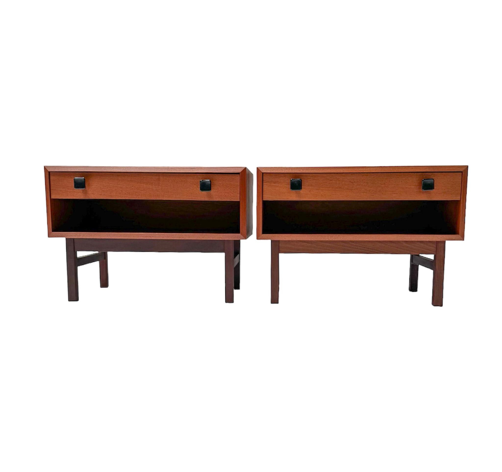Pareja de mesillas de noche o mesillas de noche modernas de mediados de siglo, años 1970 Holandés en venta