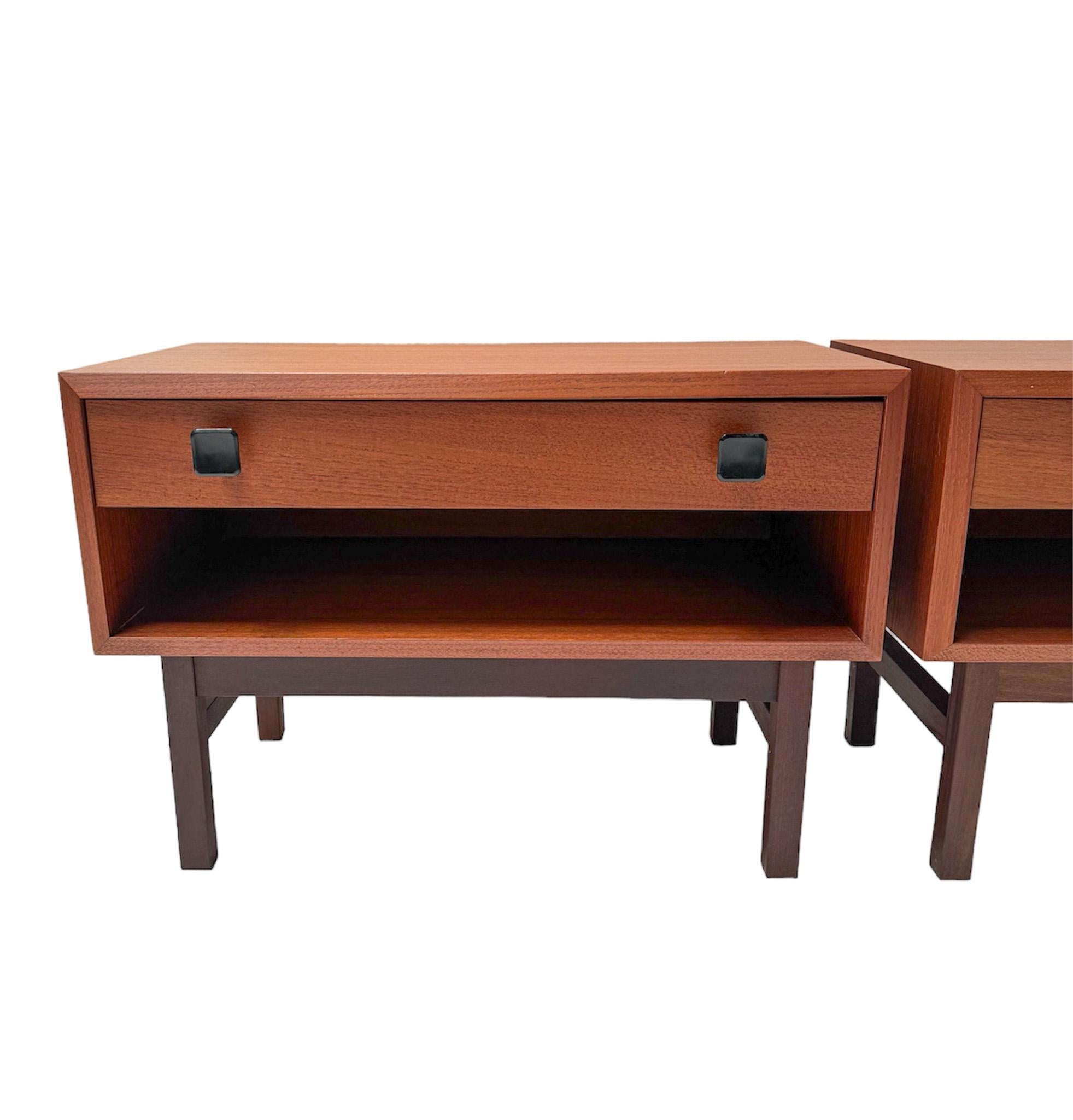 Pareja de mesillas de noche o mesillas de noche modernas de mediados de siglo, años 1970 en Bueno estado para la venta en Amsterdam, NL
