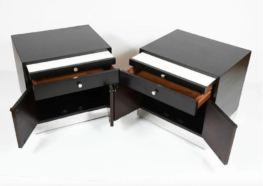 Paire de tables de nuit en laque noire avec une étagère coulissante sur un tiroir unique au-dessus de deux portes de placard inférieures. Socle chromé avec poignées chromées. Bon état vintage. Fabriqué aux États-Unis. Situé à Brooklyn NYC.

Vendu