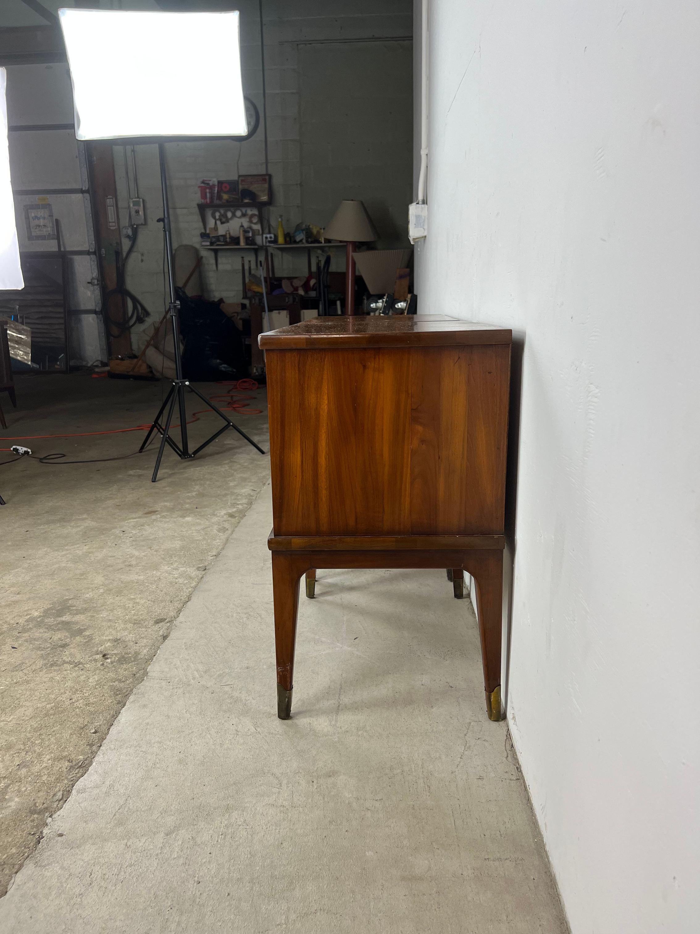 Pair of Mid Century Modern Nightstands with Single Drawer In Excellent Condition In Freehold, NJ