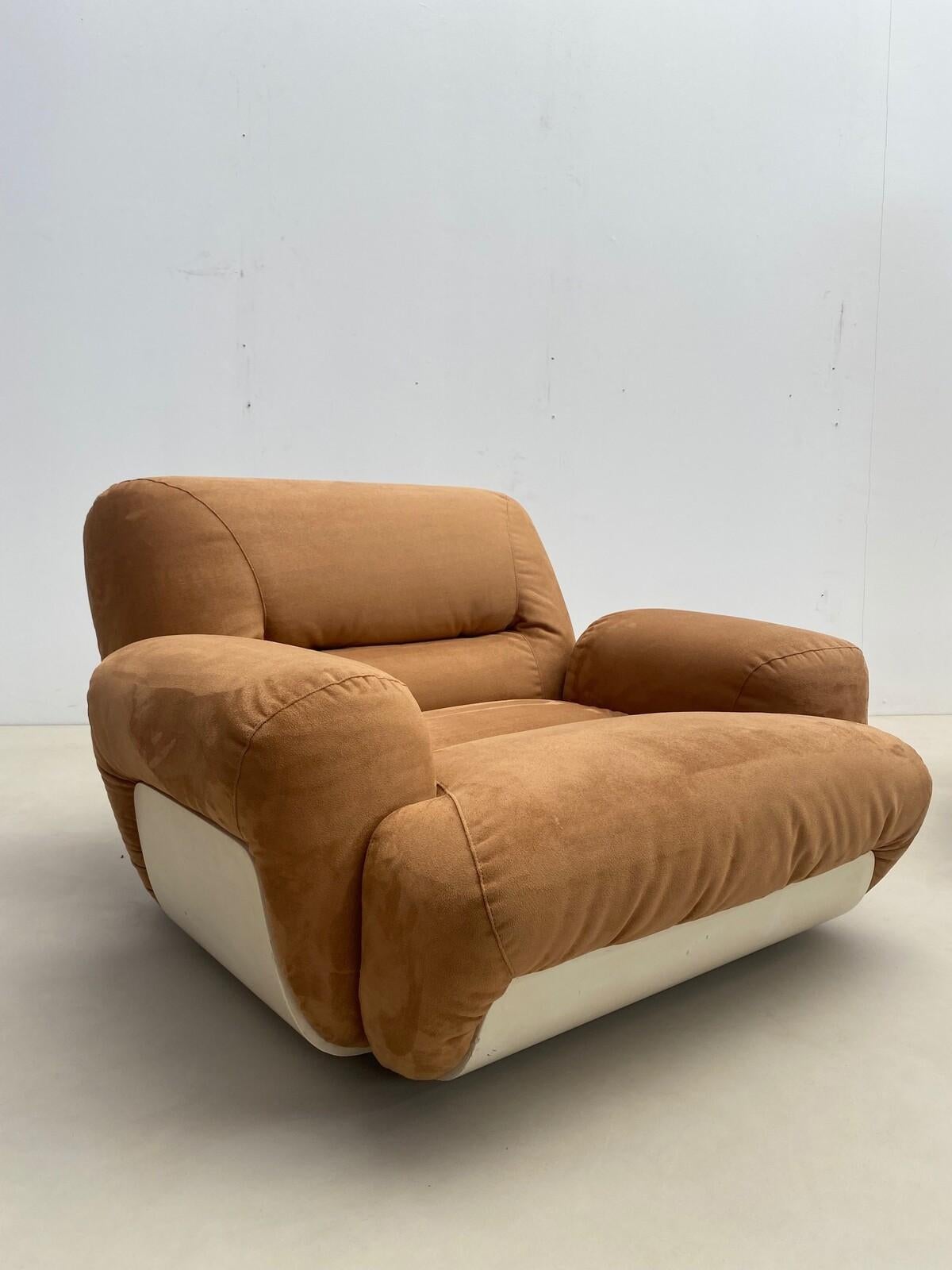 Italian Pair of Mid-Century Modern Nubuck Leather Lounge Chairs, Italy, 1970s For Sale