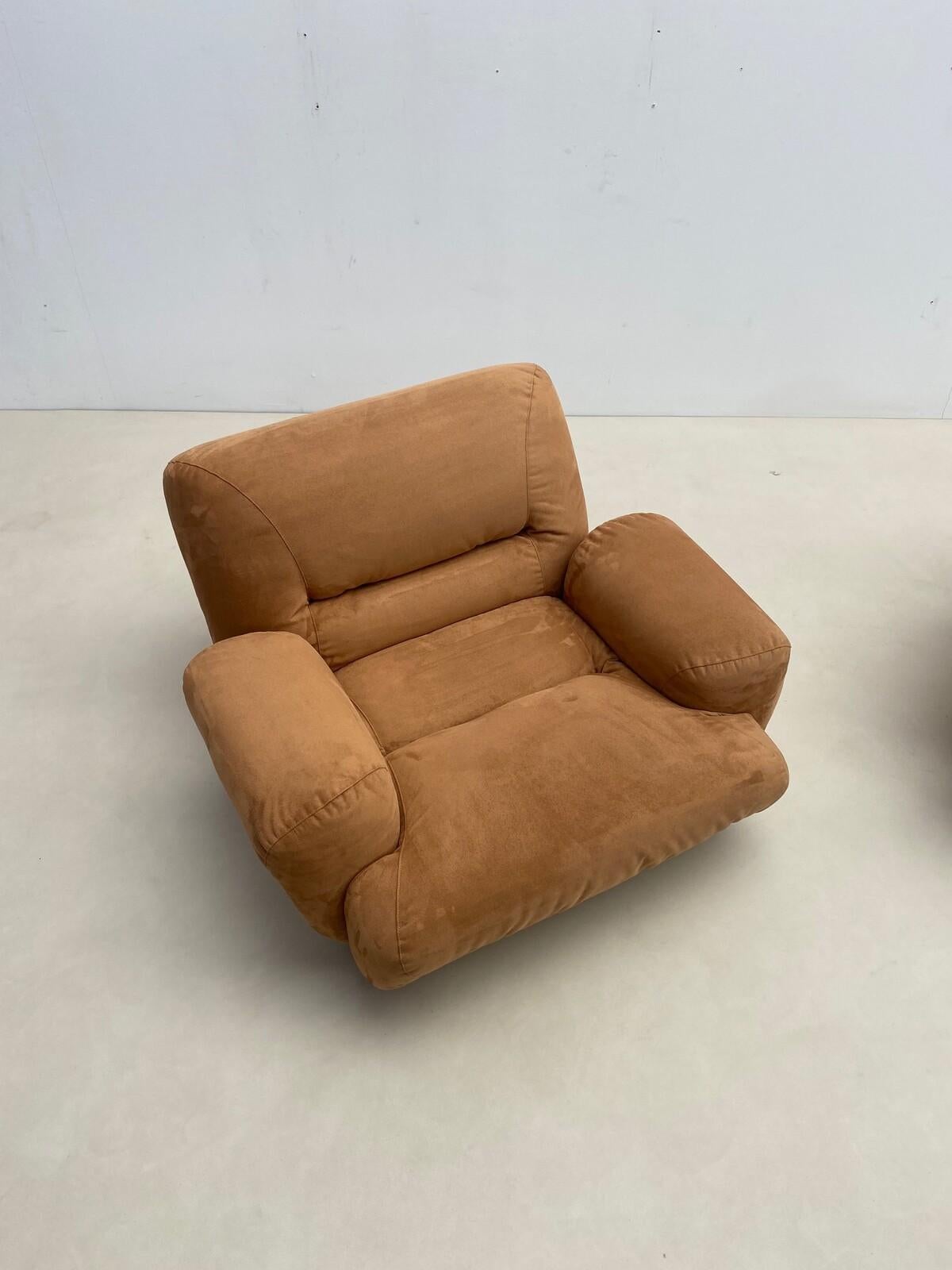 Pair of Mid-Century Modern Nubuck Leather Lounge Chairs, Italy, 1970s In Good Condition For Sale In Brussels, BE