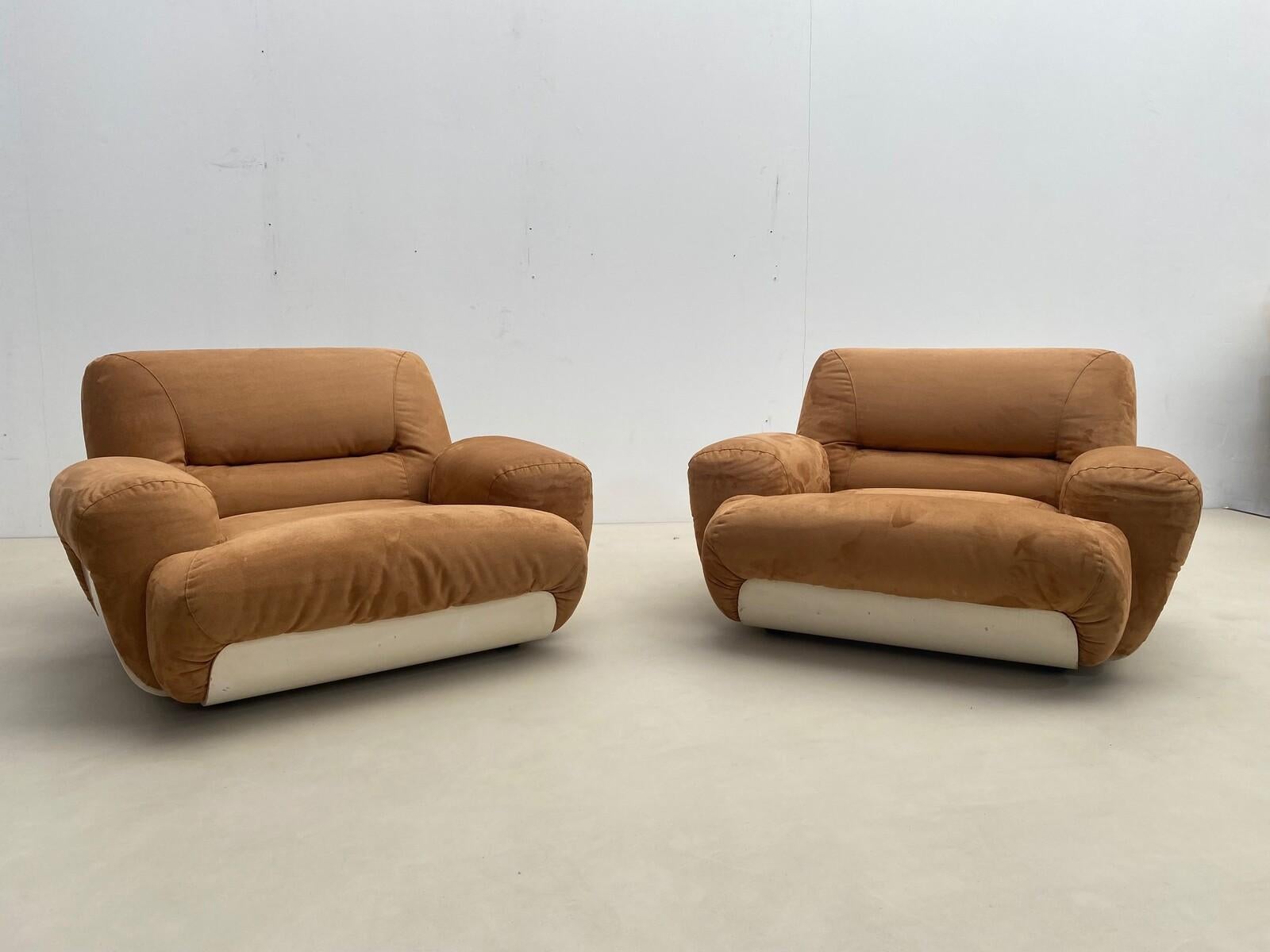 Late 20th Century Pair of Mid-Century Modern Nubuck Leather Lounge Chairs, Italy, 1970s For Sale