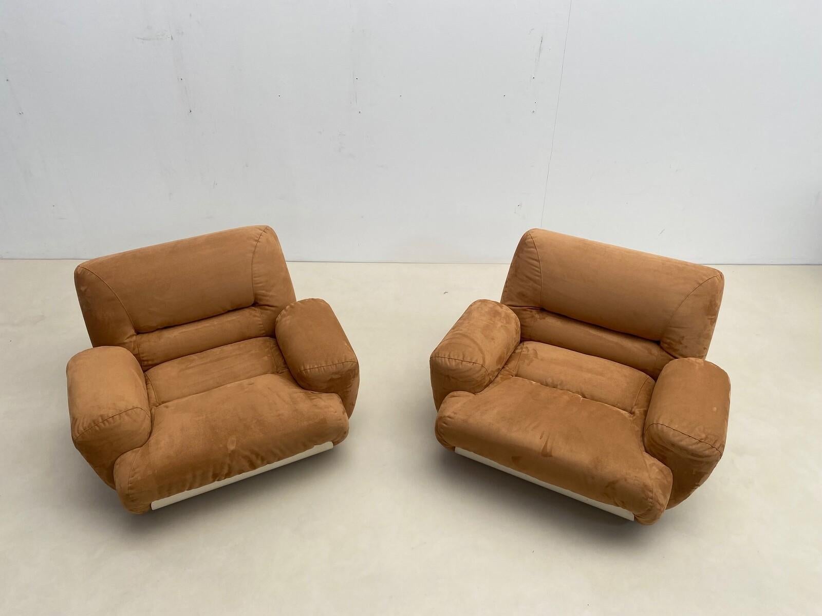 Suede Pair of Mid-Century Modern Nubuck Leather Lounge Chairs, Italy, 1970s For Sale
