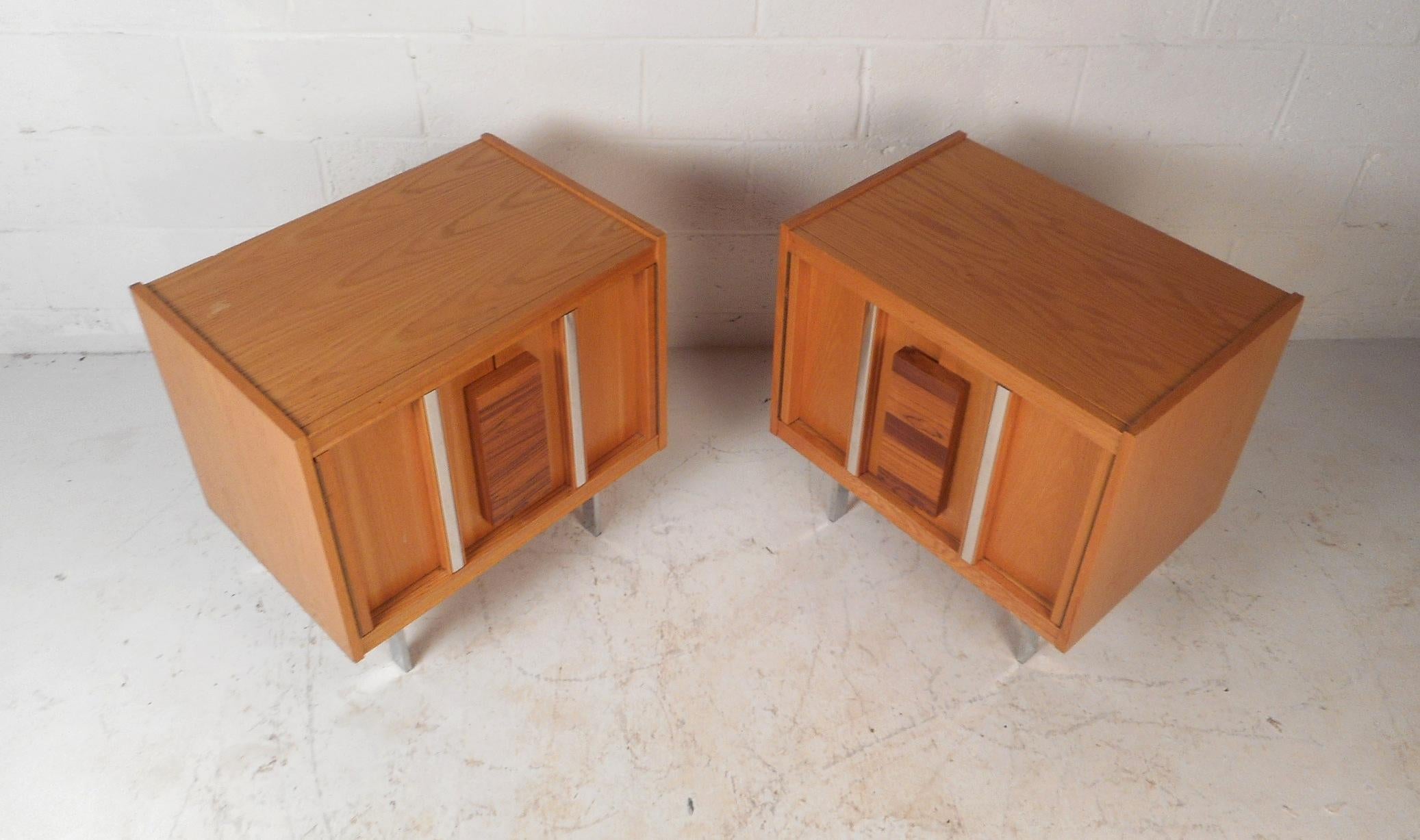 Pair of Mid-Century Modern Oak and Rosewood Nightstands In Good Condition In Brooklyn, NY