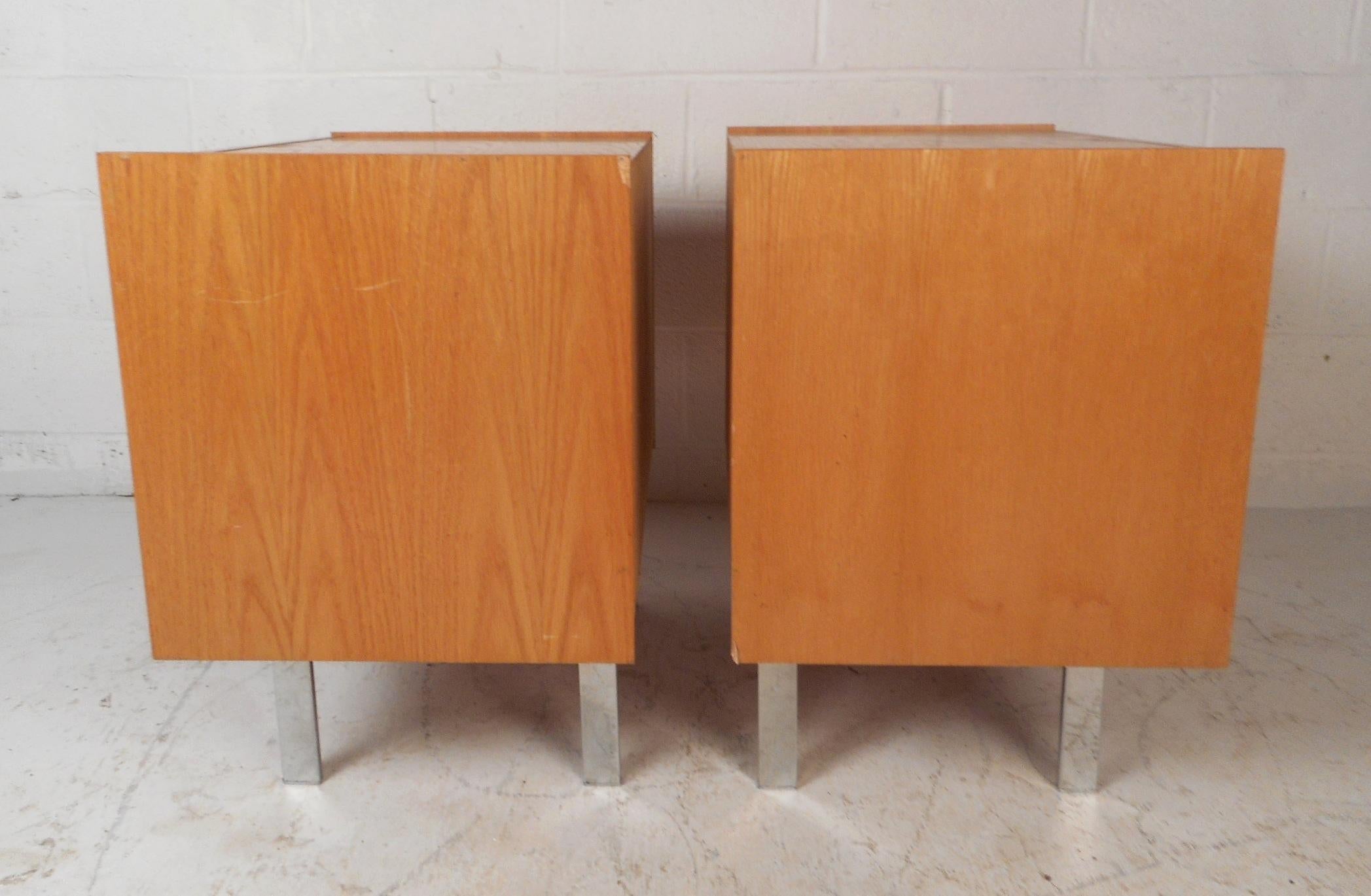 Late 20th Century Pair of Mid-Century Modern Oak and Rosewood Nightstands