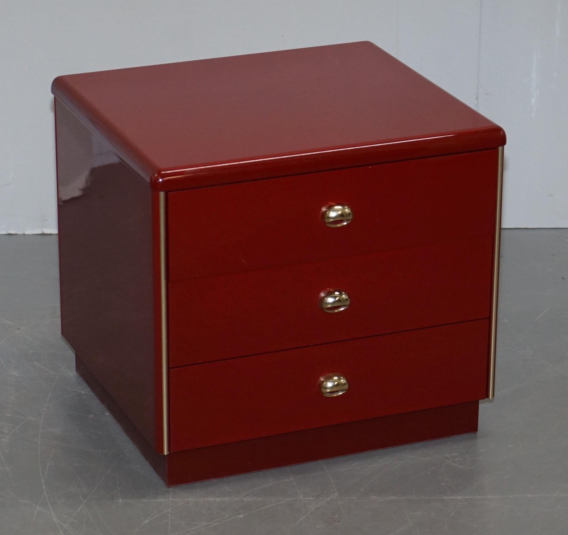 Pair of Mid-Century Modern Oak and Bakelite Vintage Chest of Drawers Side Tables For Sale 6