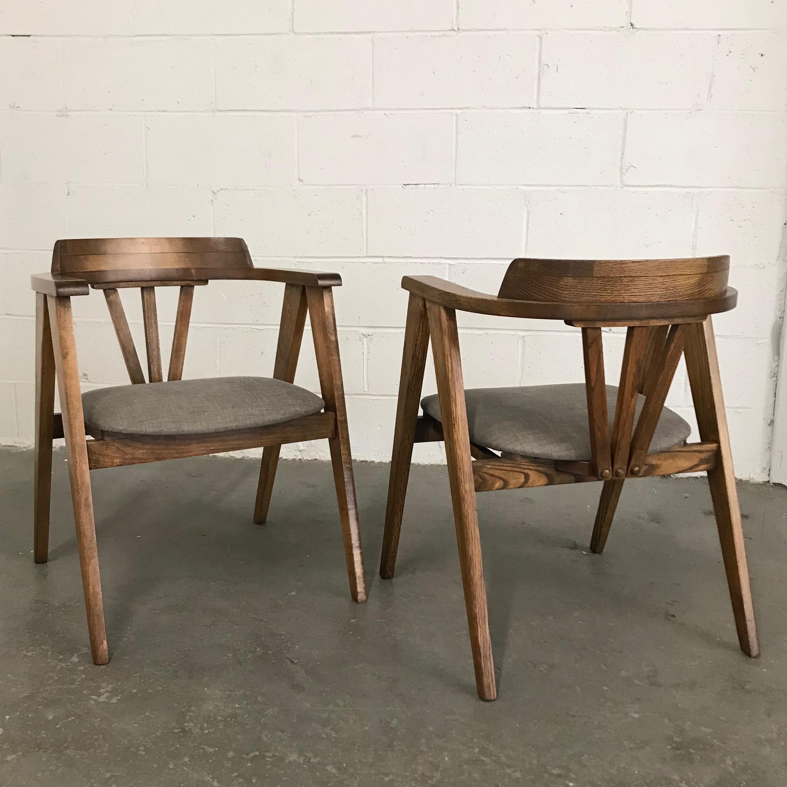 Pair of Mid-Century Modern Oak Compass Chairs In Good Condition In Brooklyn, NY