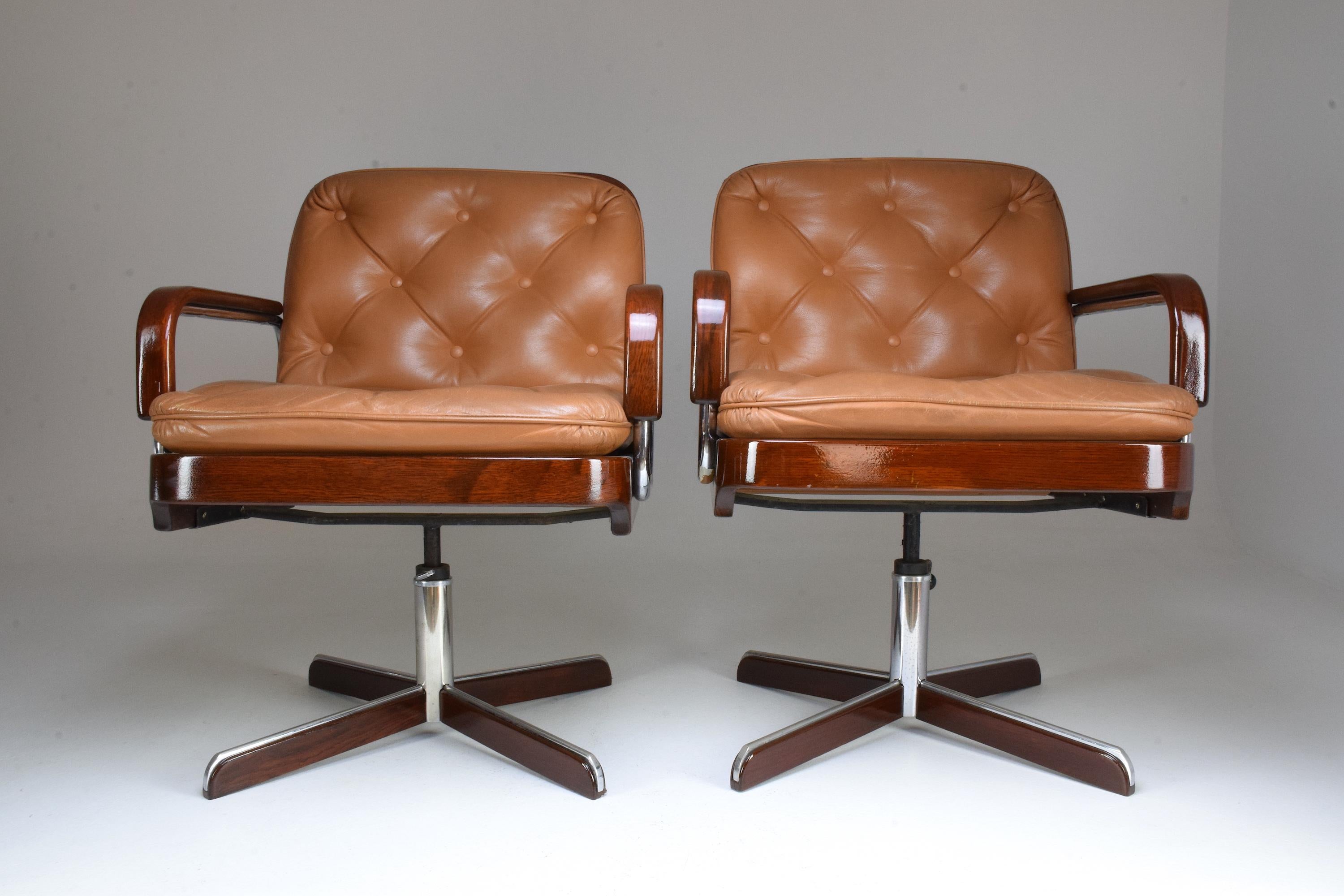 A set of 20th century vintage visitor swivel desk chairs by AG Barcelona that are height adjustable and designed in solid oak, camel brown leather and steel structures.
In fully restored condition. Spain, circa 1970s.
All our pieces are fully