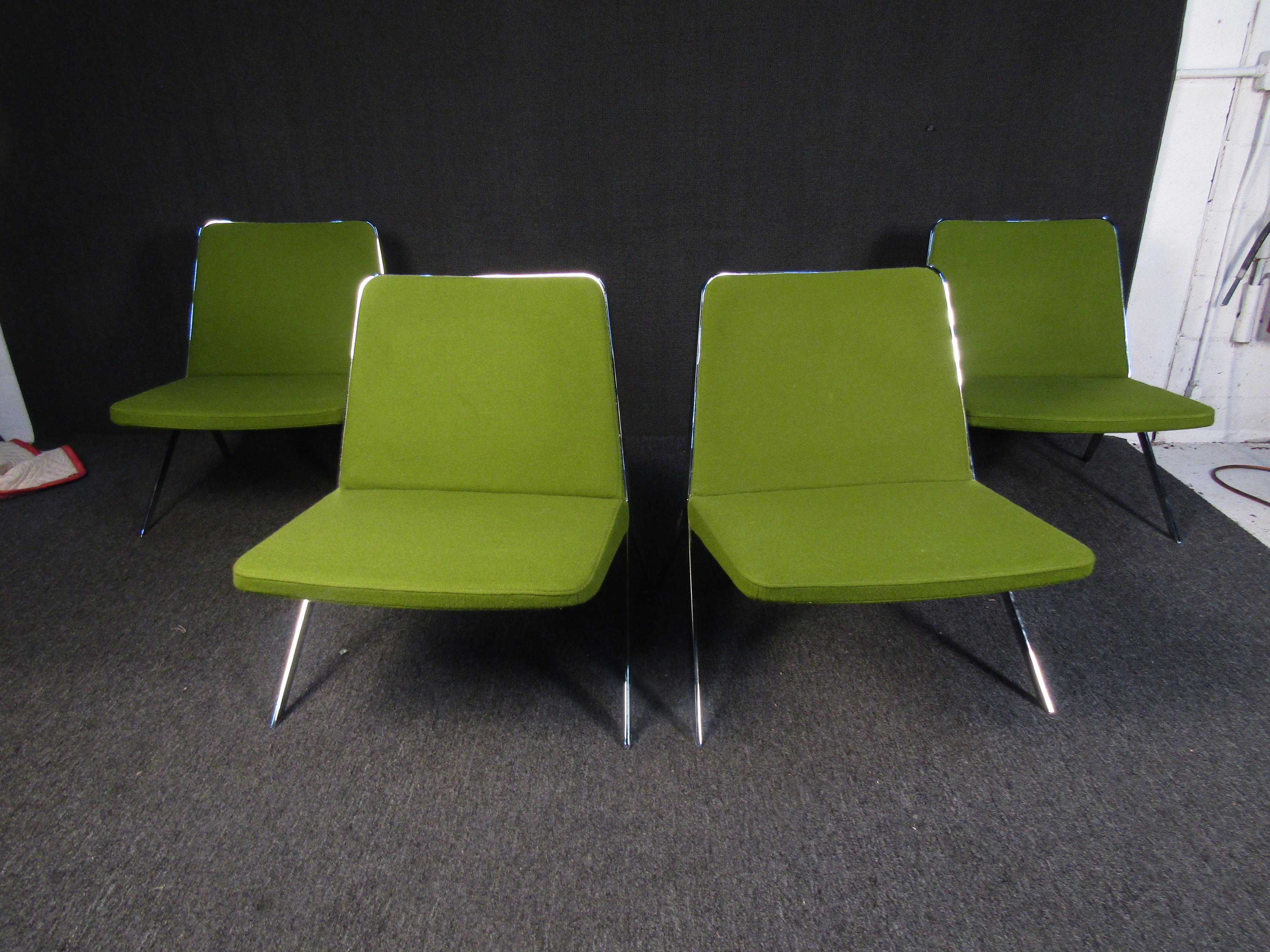 Ces chaises de bureau de style Mid-Century Modern sont dotées d'un tissu vert et d'une base en métal. Ces chaises sont parfaites pour ajouter une touche vintage à un bureau ou à un espace de détente. 

 Veuillez confirmer la localisation de
