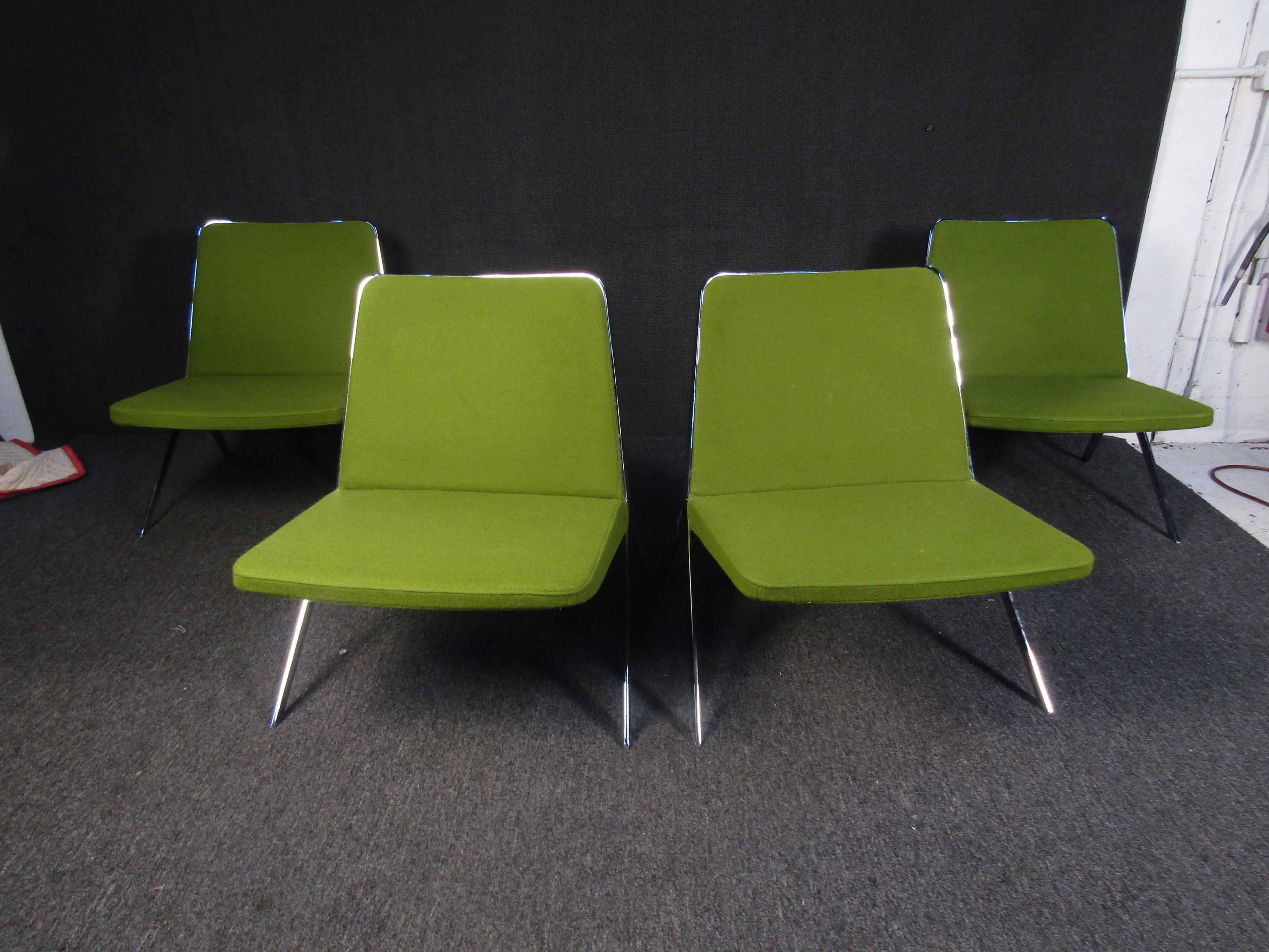 Queste sedie da ufficio in stile Mid-Century Modern sono caratterizzate da un tessuto verde e da una base in metallo. Queste sedie sono perfette per aggiungere un tocco vintage a un ufficio o a un salotto. 

 Conferma la posizione dell'oggetto con