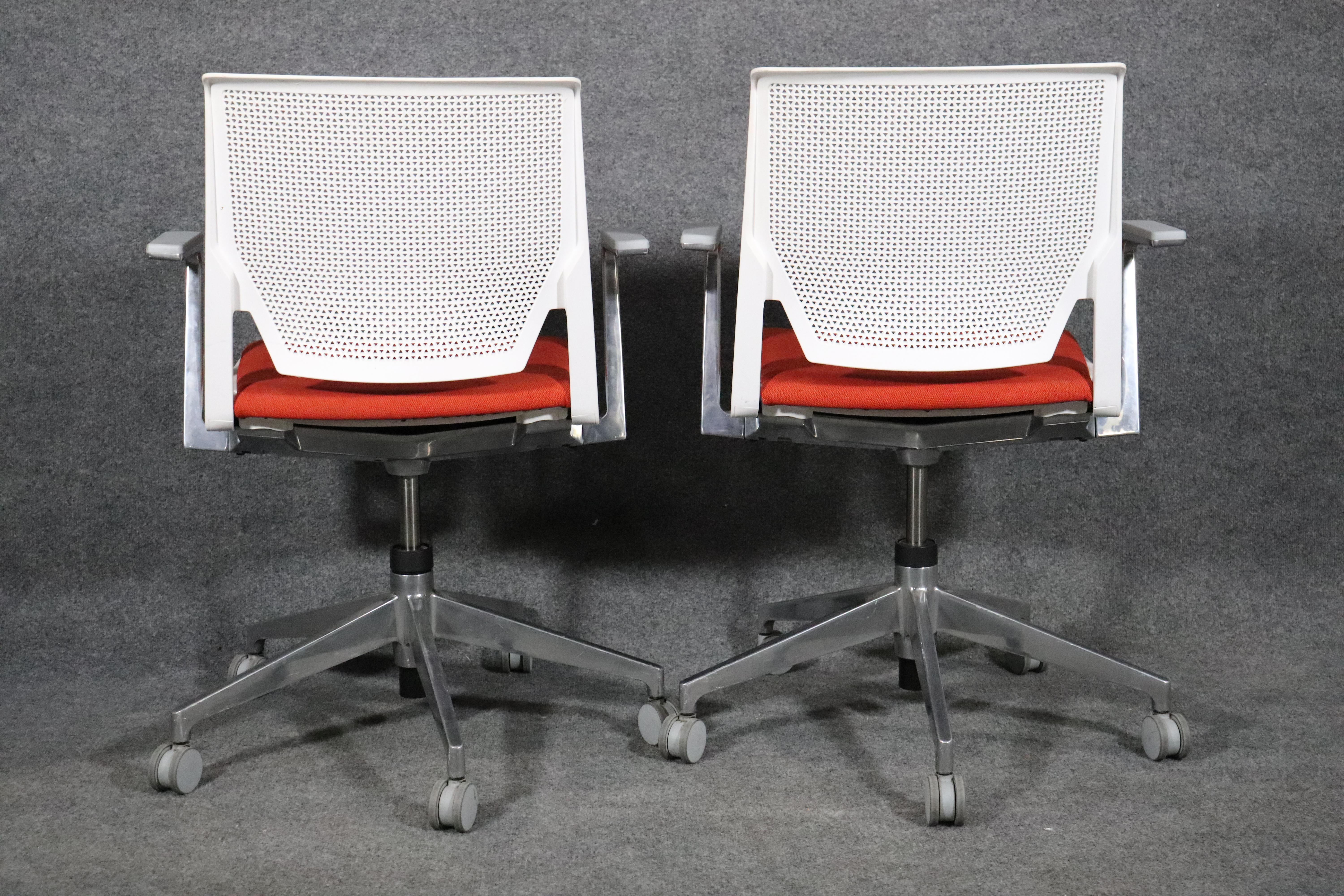 20th Century Pair of Mid-Century Modern Office Chairs For Sale