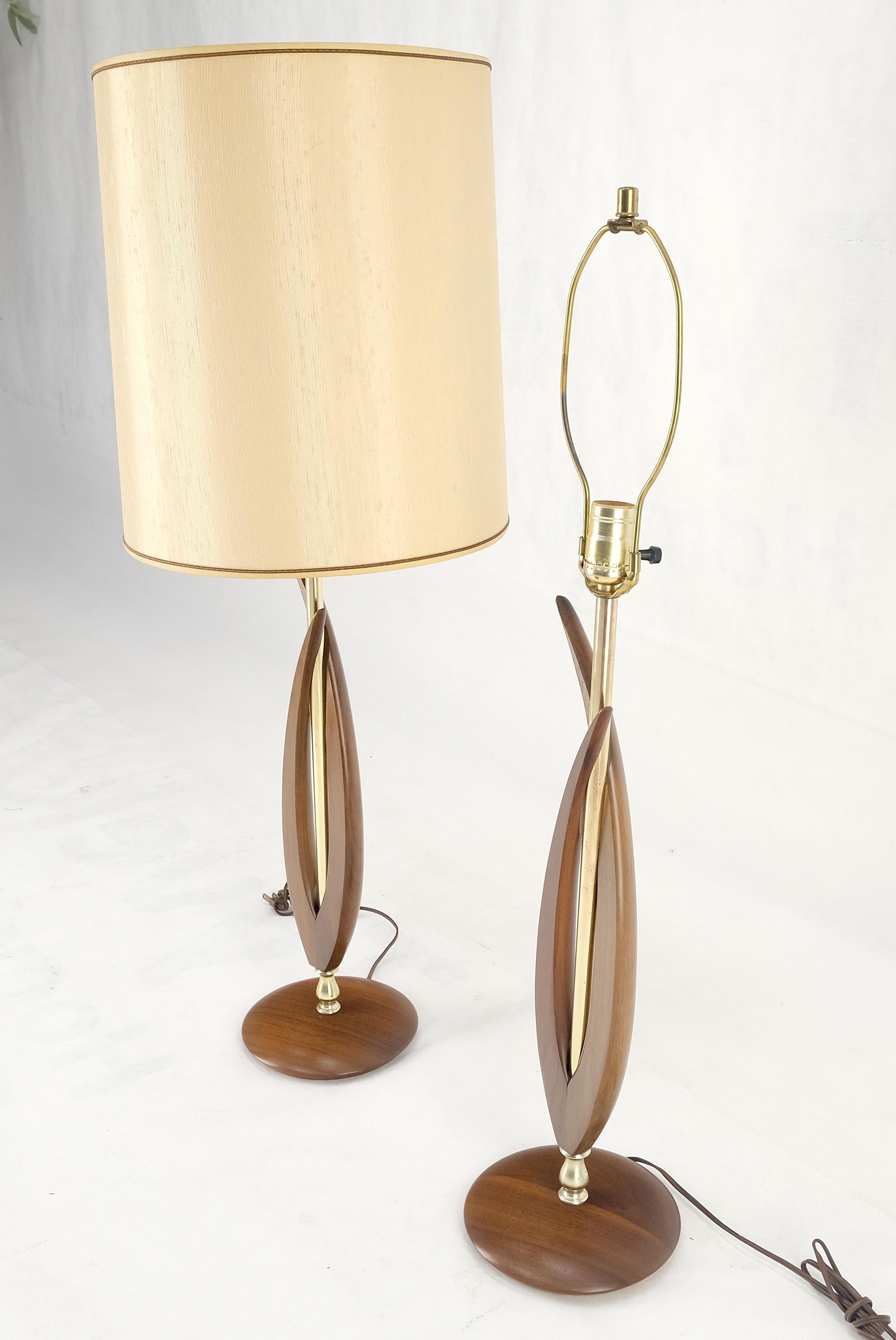 American Pair of Mid Century Modern Oiled Walnut Turned Bases c1970s Table Lamps MINT For Sale