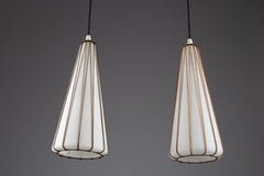 Coppia di lampadari a sospensione in vetro opalino e canne in stile Mid-Century Modern di Idman Oy