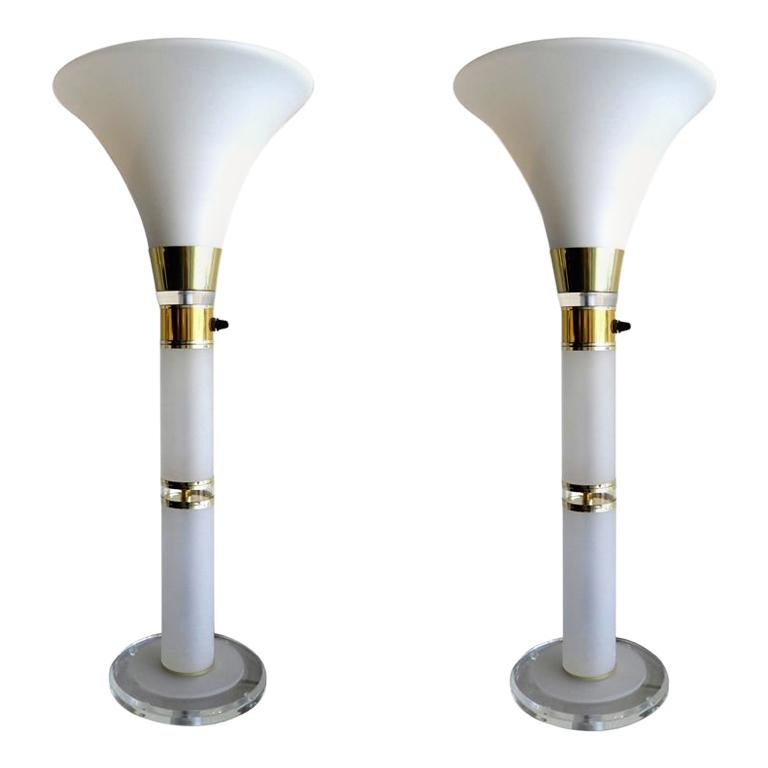 Coppia di lampade da tavolo in vetro opalino e lucite della modernità di metà secolo in vendita