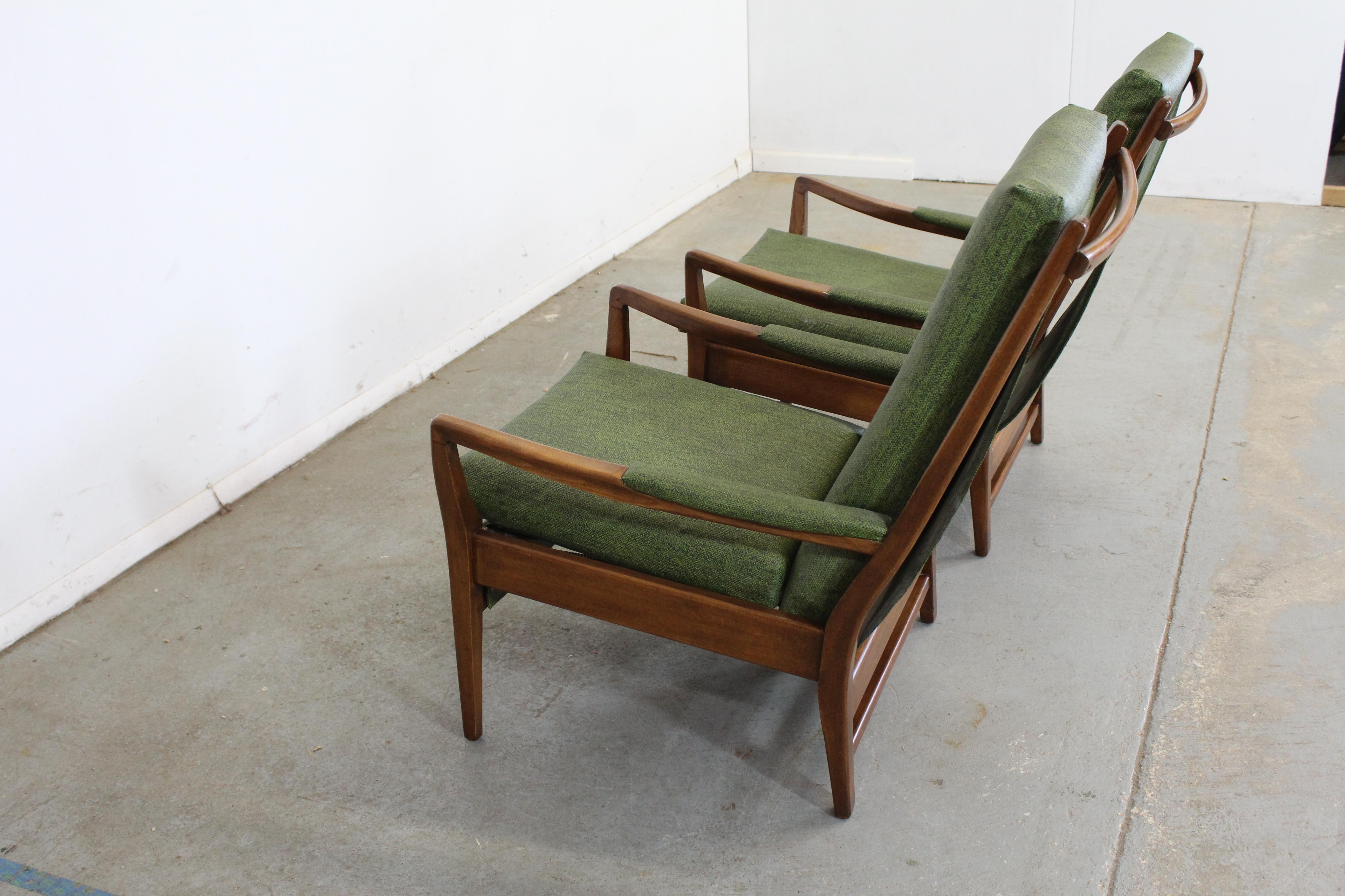 Pair of Mid-Century Modern Open Arm Walnut Lounge Chairs For Sale 3