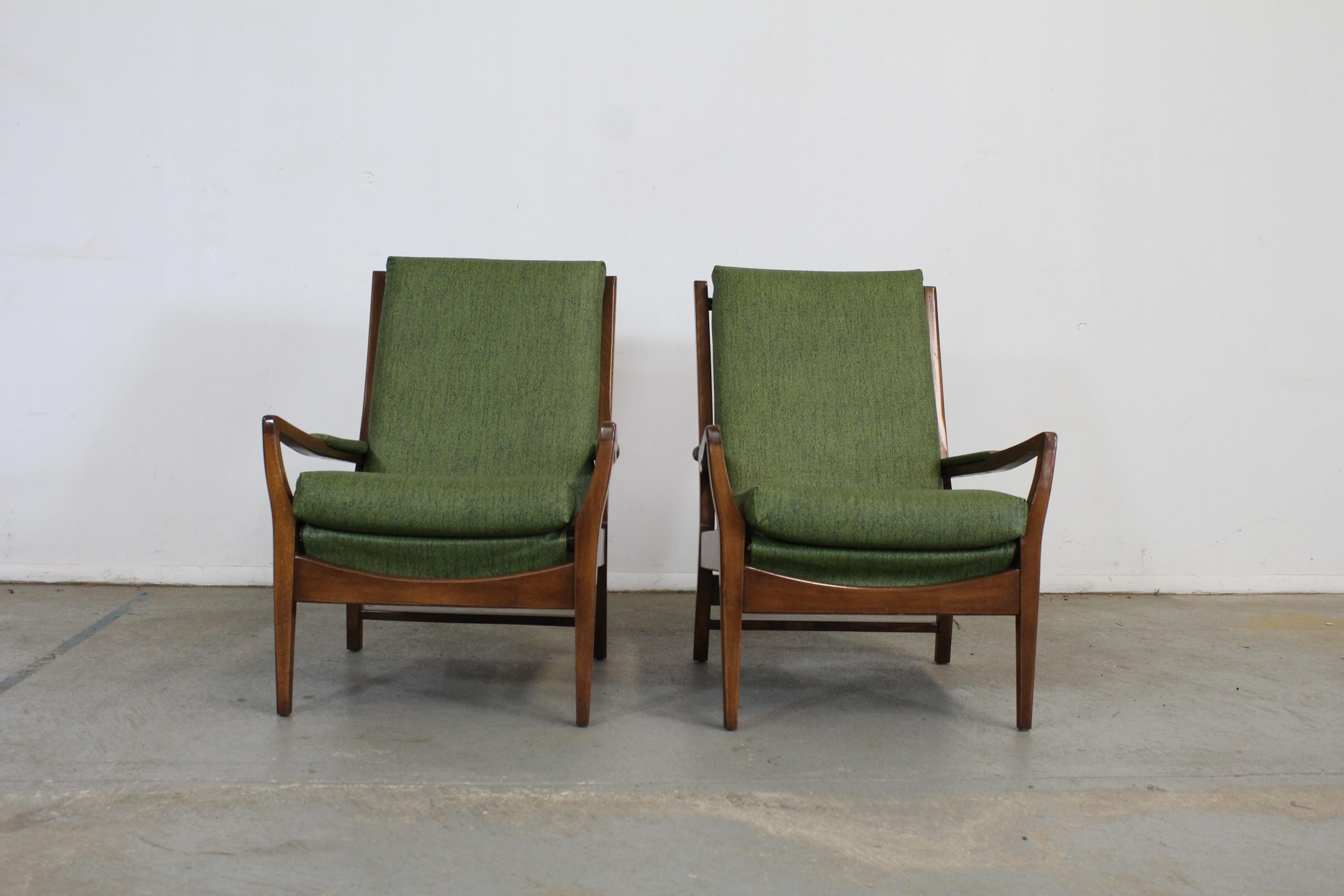 Paar moderne Loungesessel mit offenem Arm aus Nussbaumholz aus der Mitte des Jahrhunderts im Angebot 5