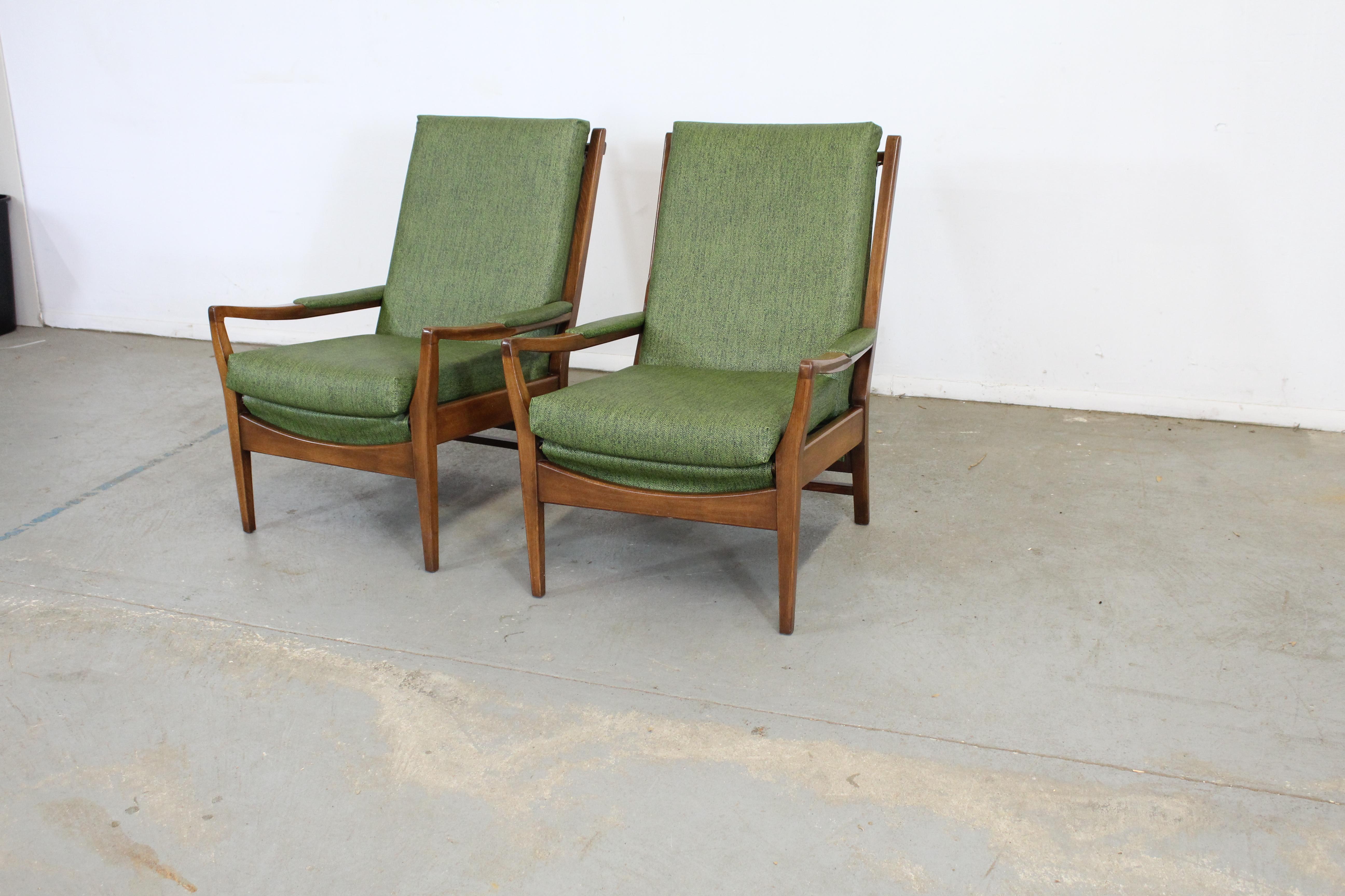 Paar moderne Loungesessel mit offenem Arm aus Nussbaumholz aus der Mitte des Jahrhunderts im Angebot 7