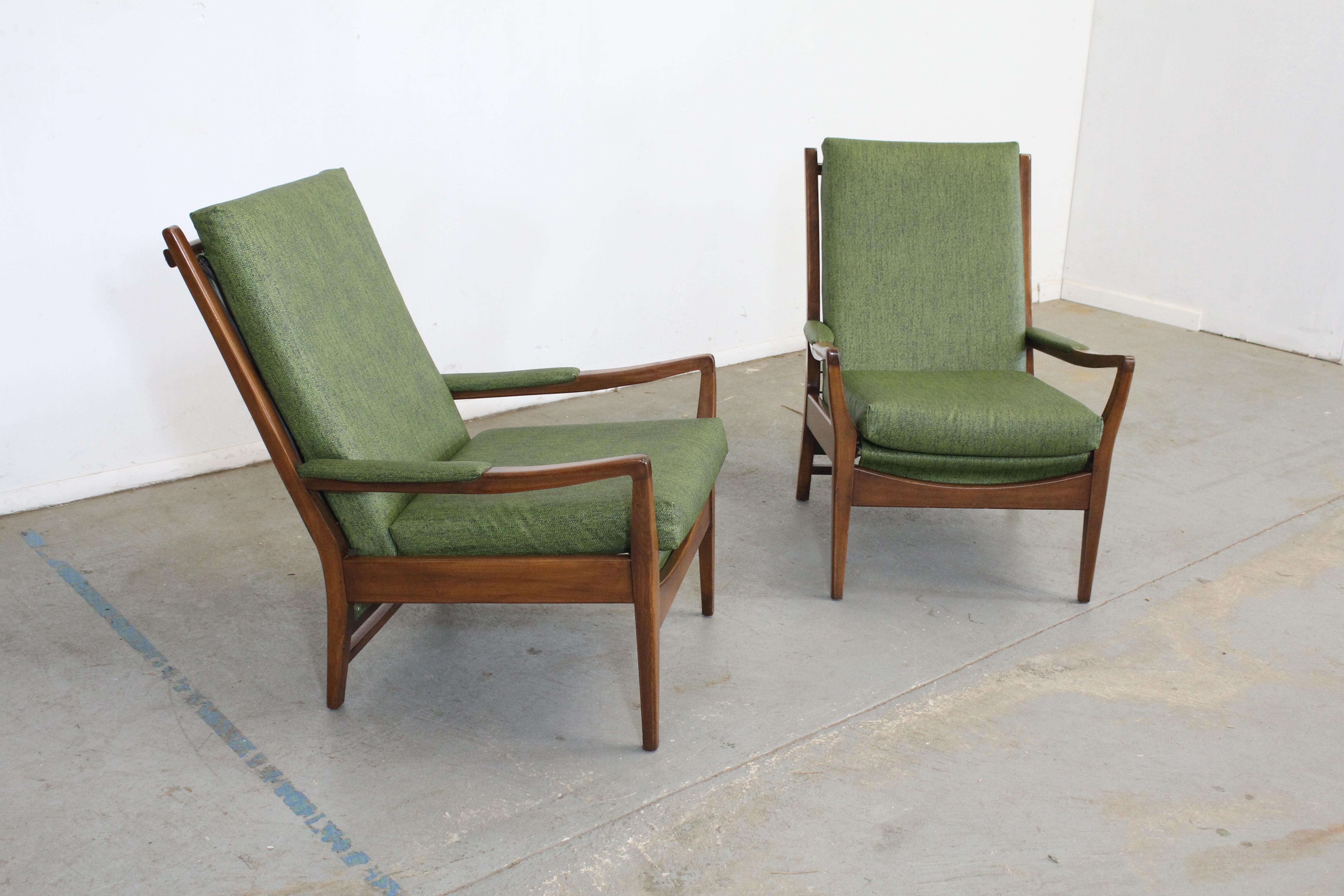 Pair of Mid-Century Modern walnut open arm lounge chairs

Offered is a beautifully pair of original lounge chairs by Cintique. They are all original and feature the original green vinyl in exceptional condition. Great condition with very mild age