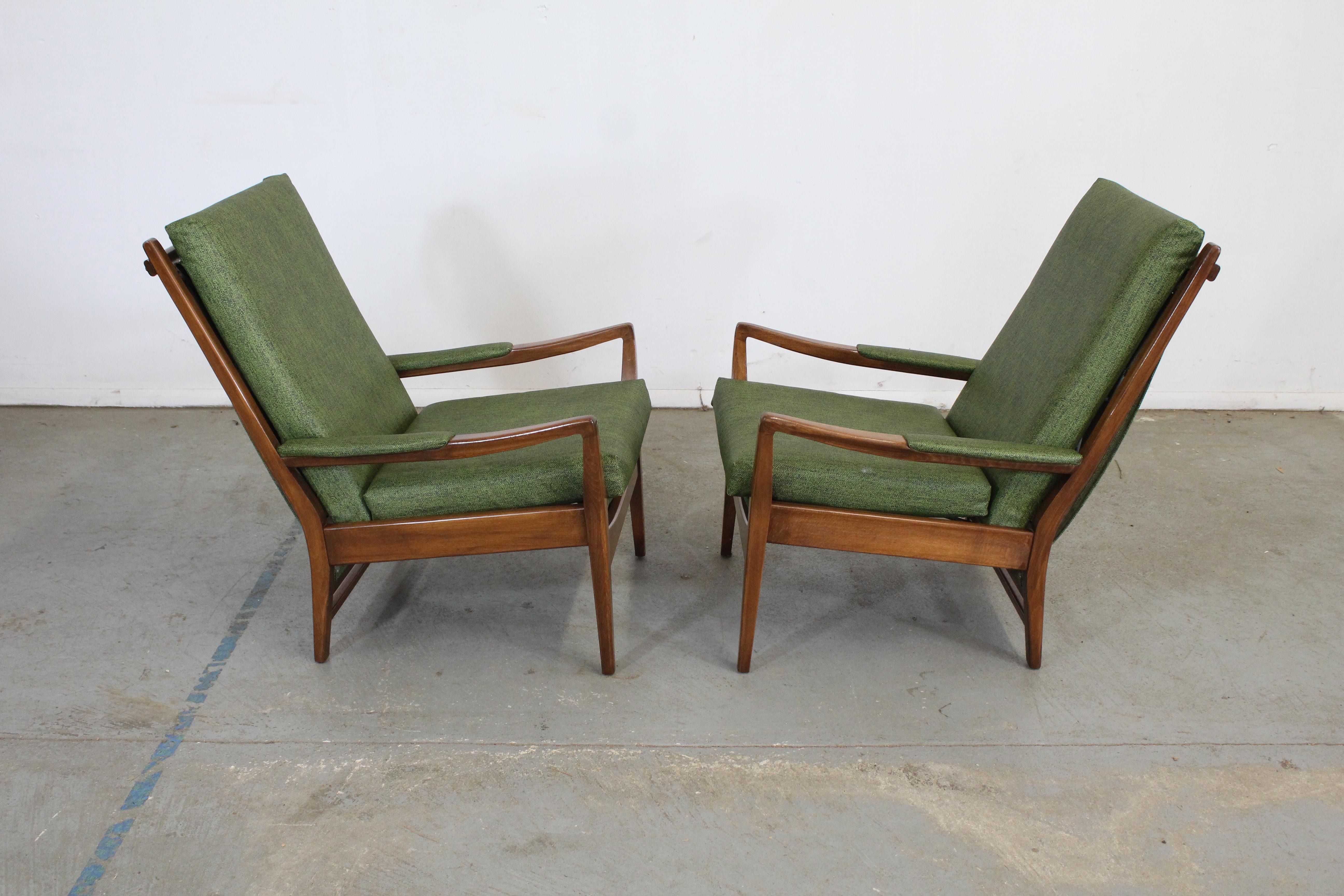 Paar moderne Loungesessel mit offenem Arm aus Nussbaumholz aus der Mitte des Jahrhunderts im Zustand „Gut“ im Angebot in Wilmington, DE
