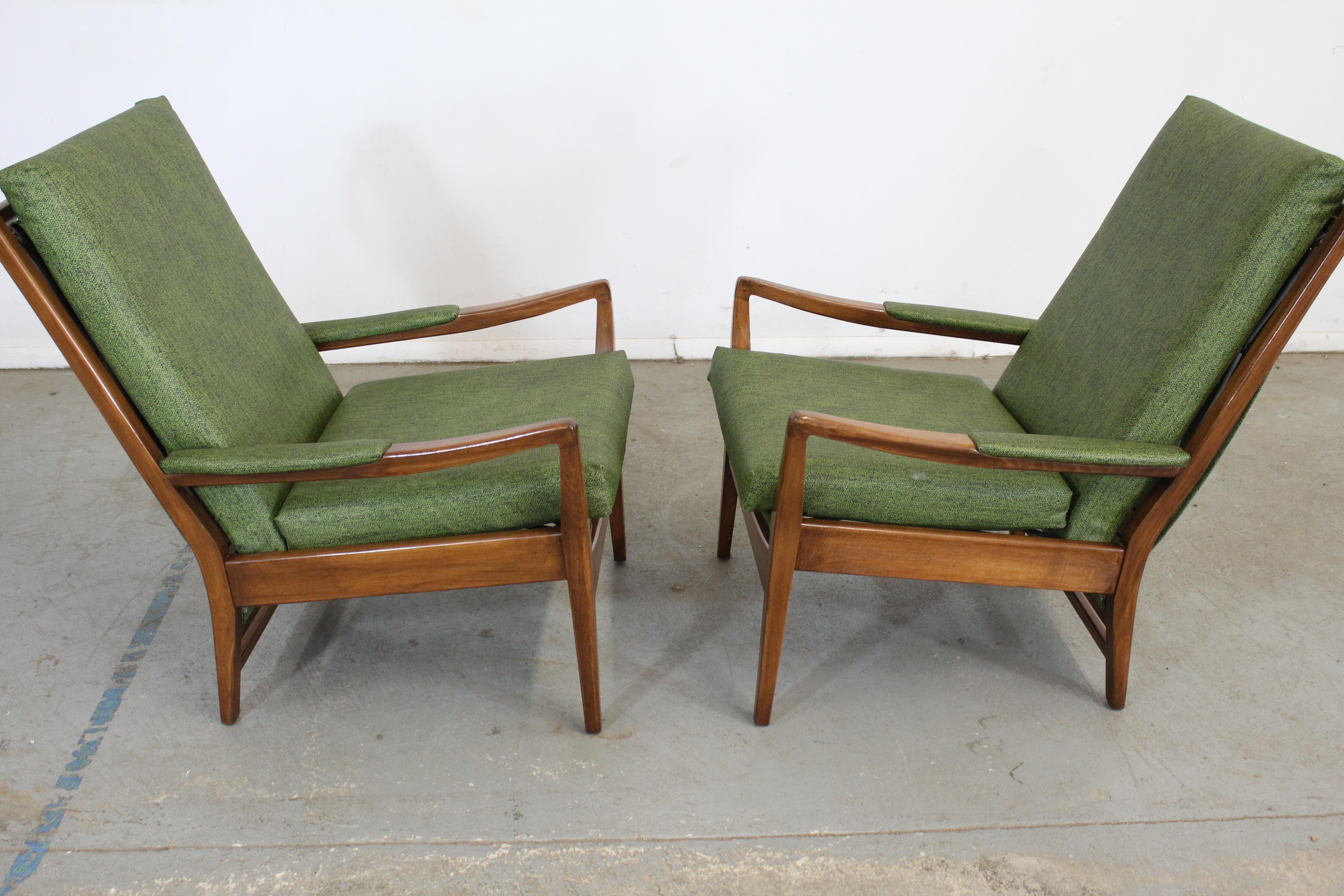 Pair of Mid-Century Modern Open Arm Walnut Lounge Chairs In Good Condition For Sale In Wilmington, DE
